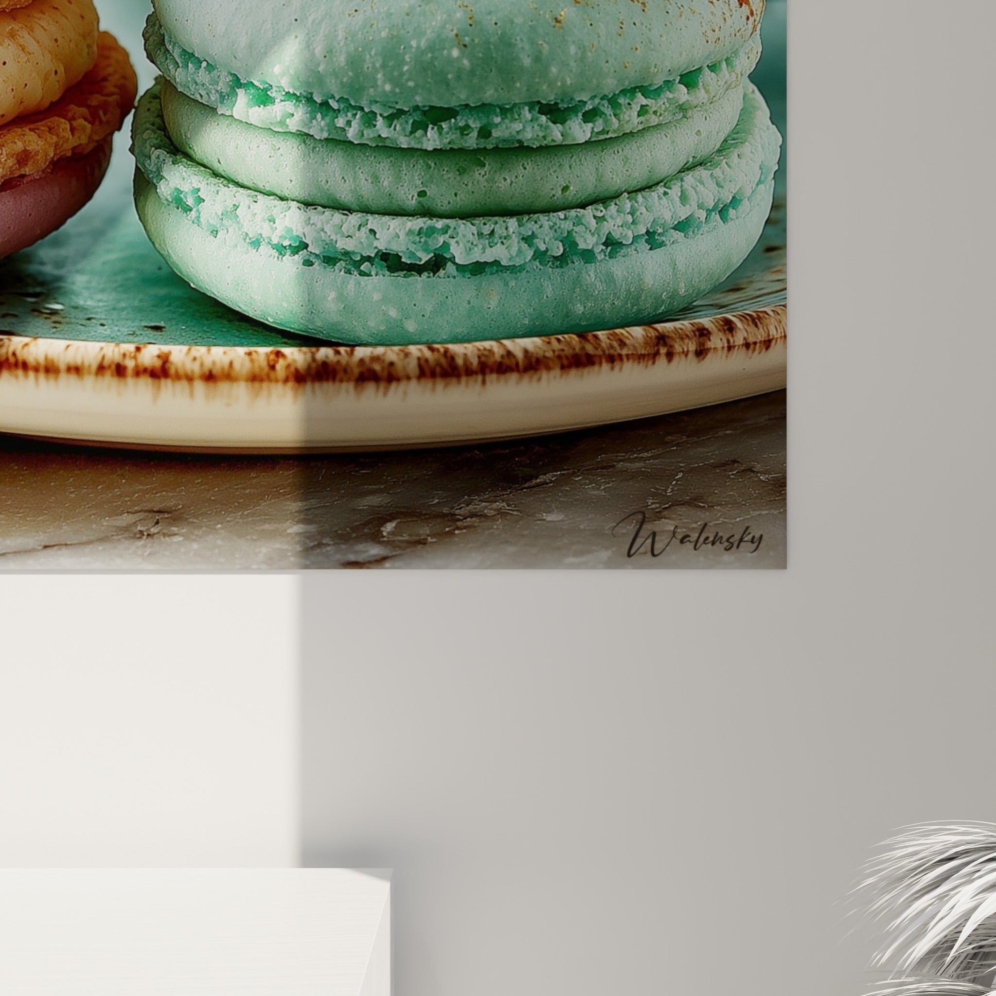 Grain fin des coques de macarons rose et turquoise, texture granuleuse et fumée délicate en gros plan sur la toile