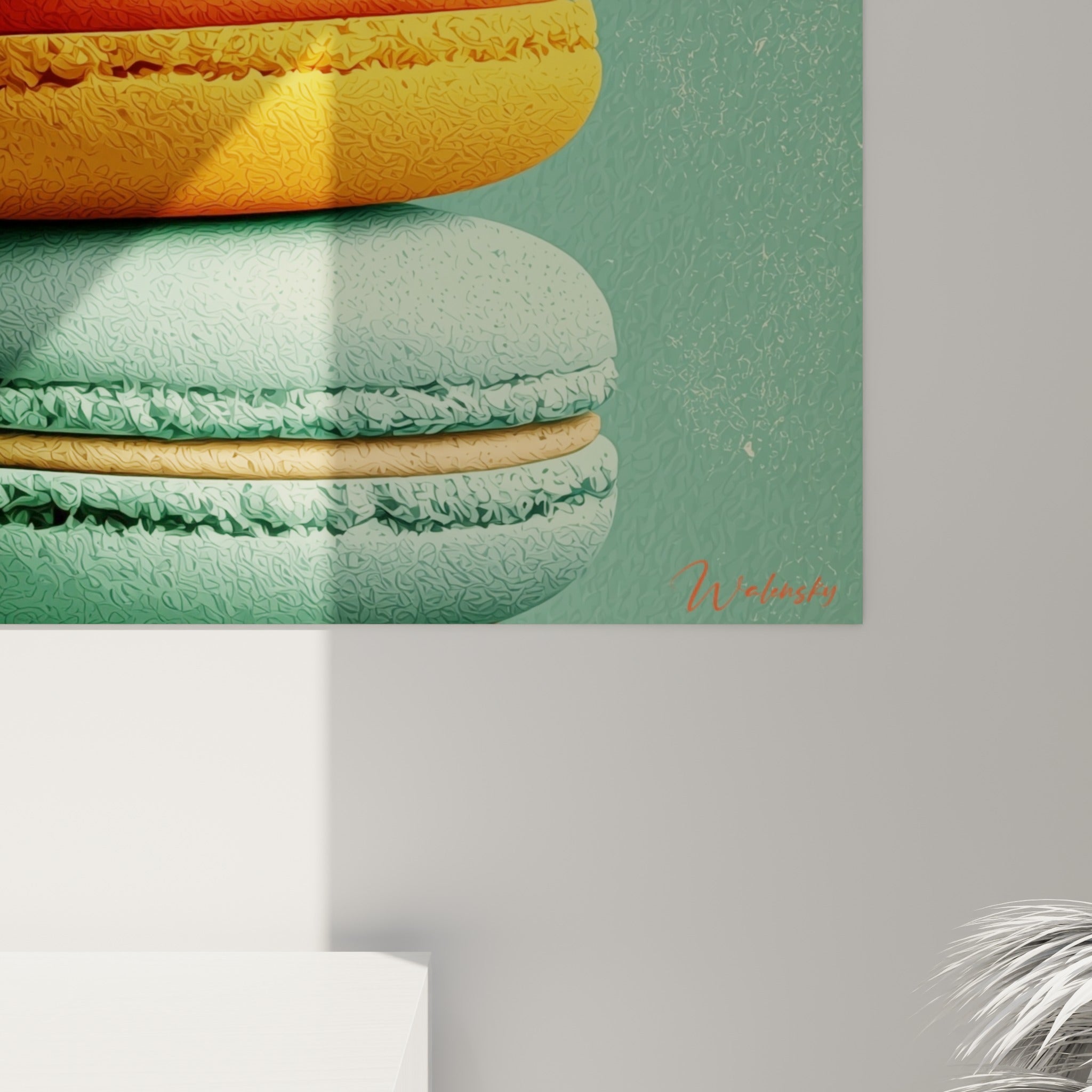 Texture granuleuse du macaron jaune safran et rouge cerise, garniture orangée visible entre les coques