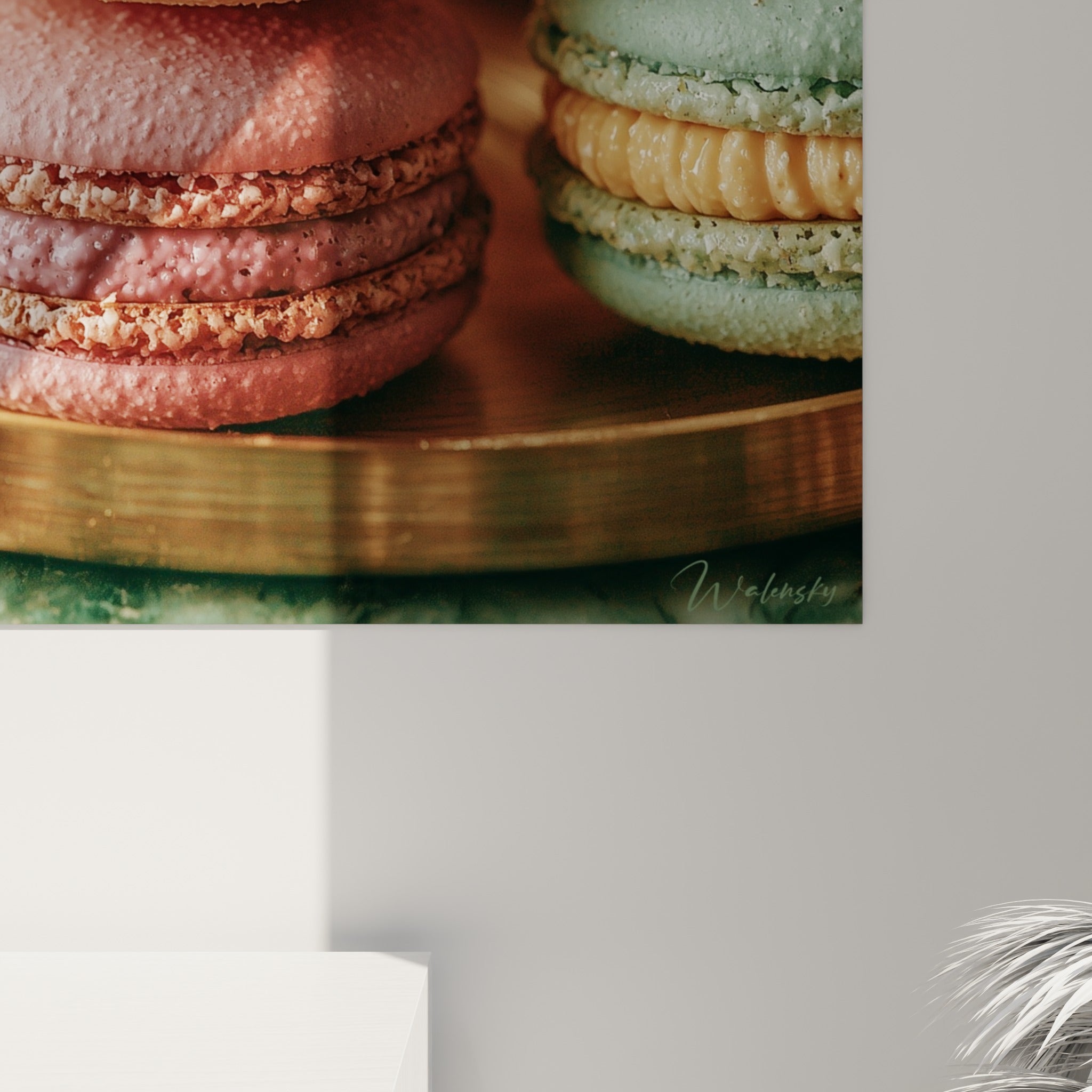 Grain visible des coques de macarons ocre et rose, ganaches crémeuses vert sauge aux détails fins et lumineux