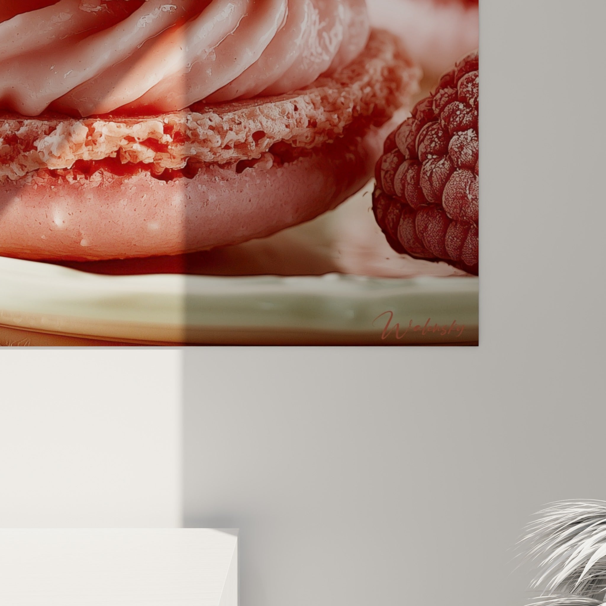 Texture granuleuse du macaron rose et crème lisse framboise visibles en détail sur la toile accrochée
