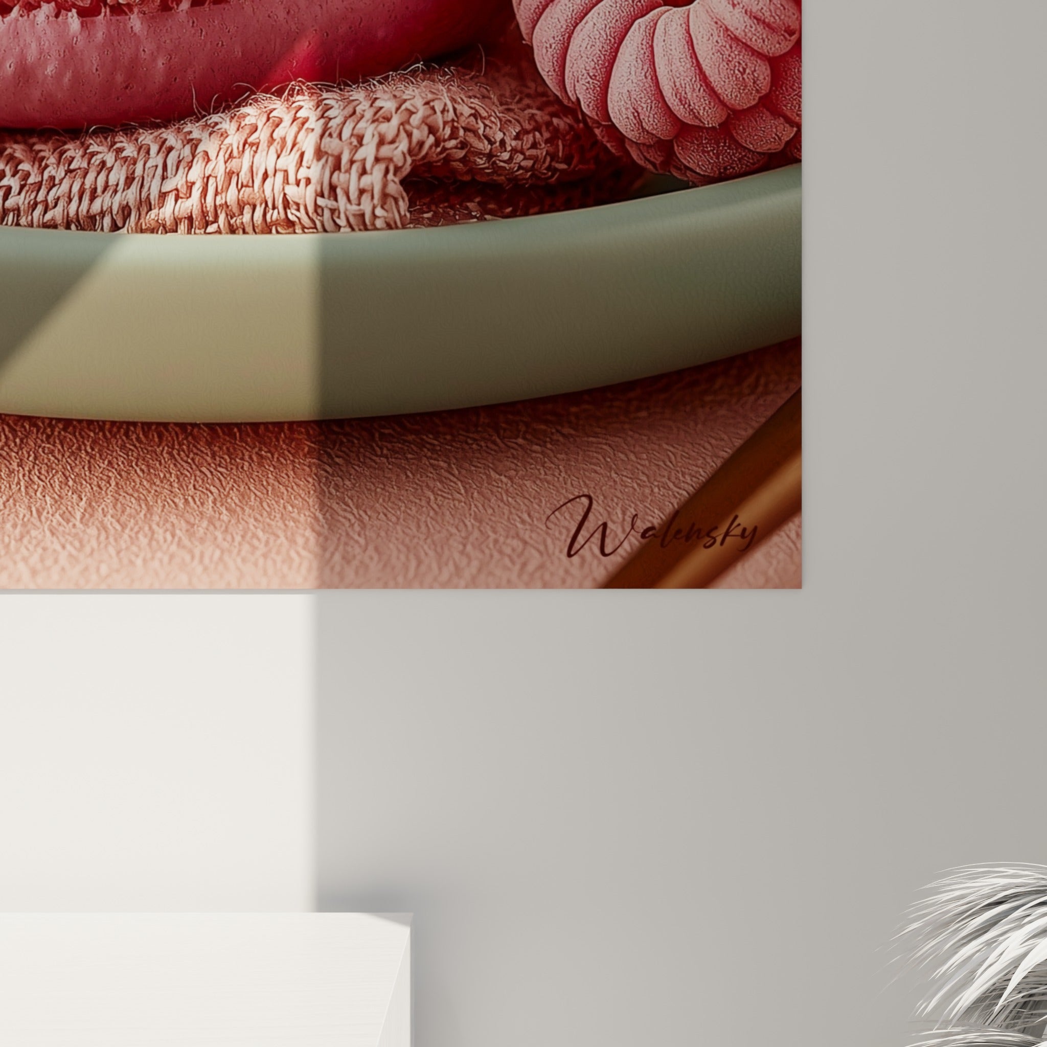 Grain granuleux de la coque rose et coulures crémeuses blanches visibles en gros plan sur l'œuvre accrochée