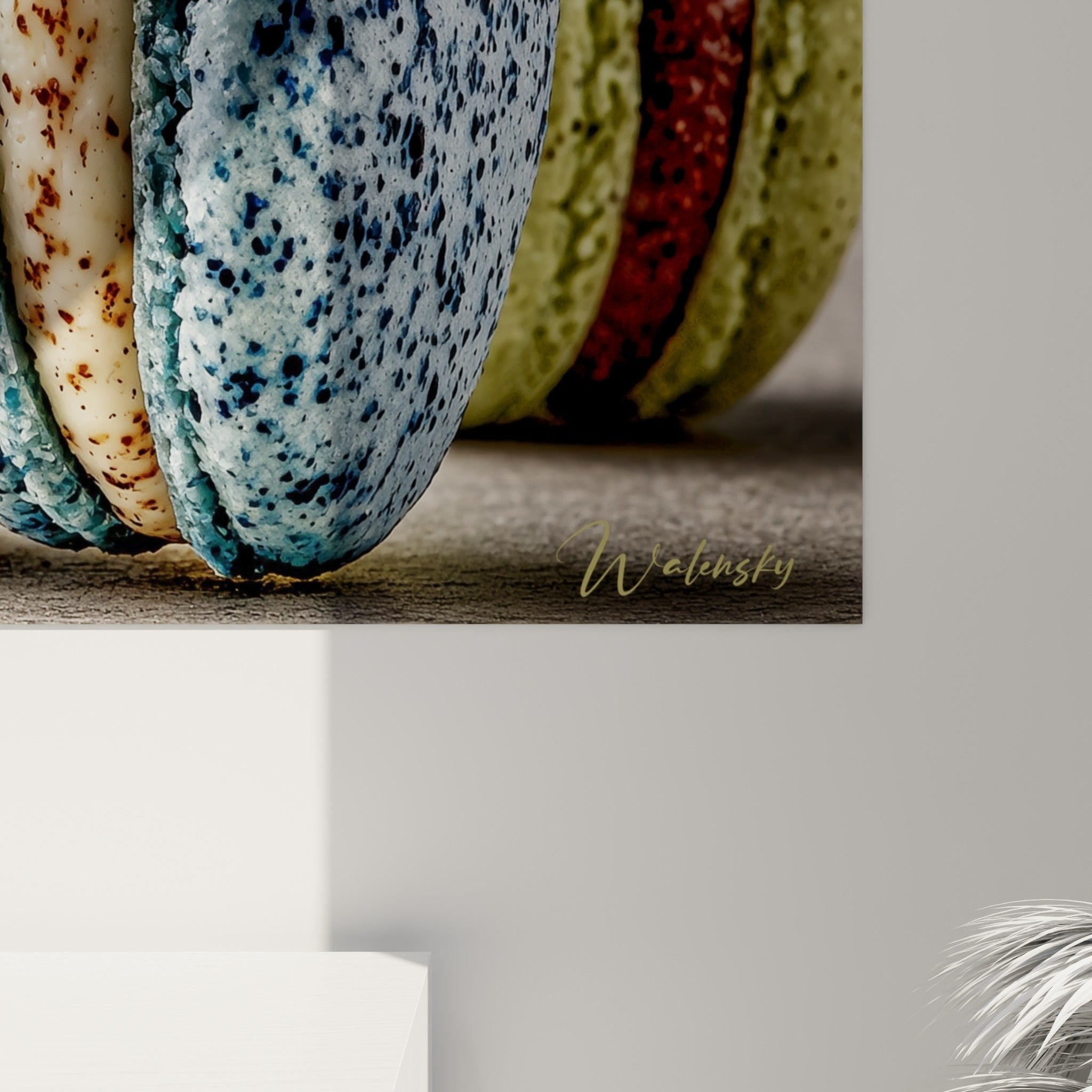 Détail granuleux d'un macaron bleu ardoise et violet, texture mouchetée en gros plan