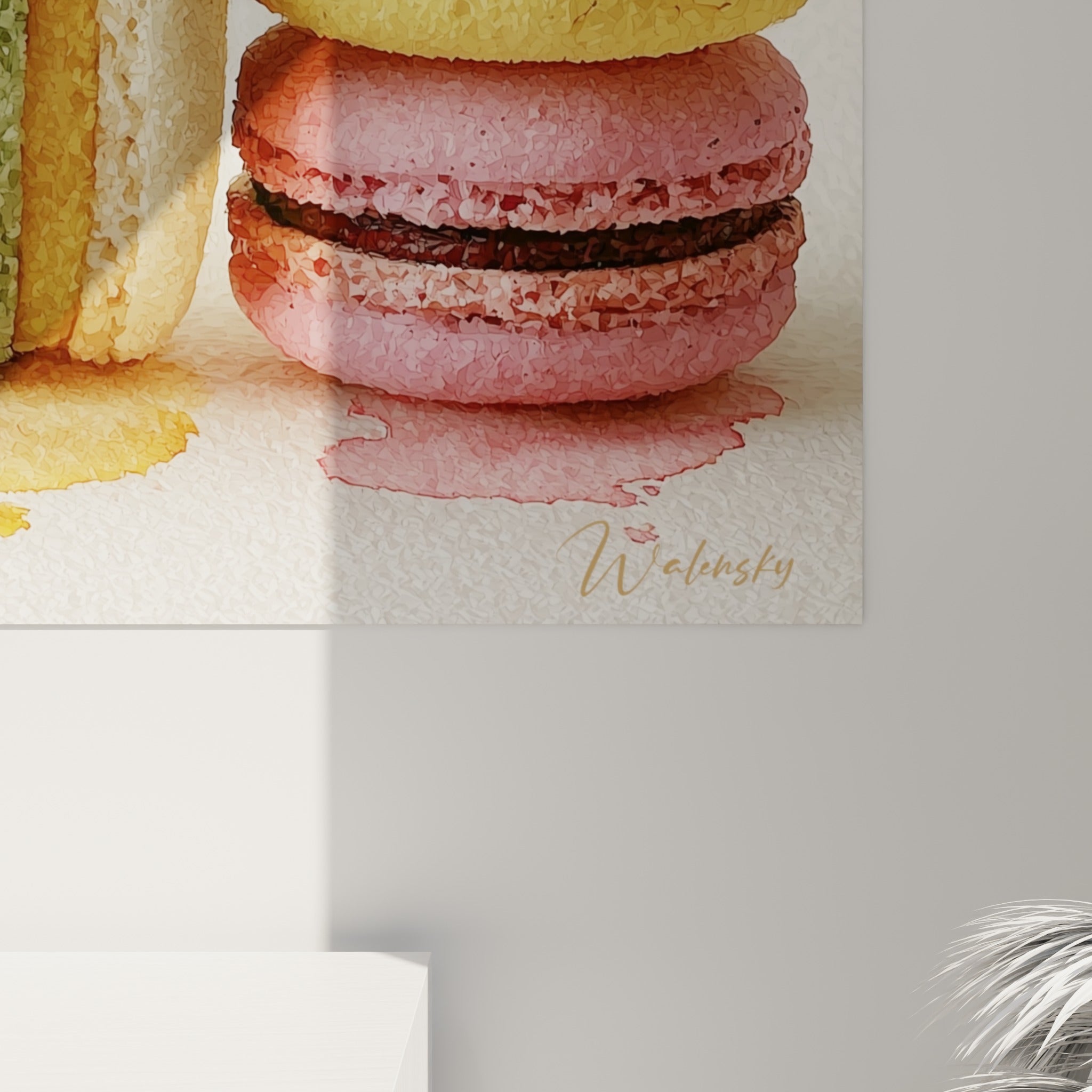 Grain sucré des coques orange et pêche visible de près, coulures d'aquarelle colorée sous chaque macaron