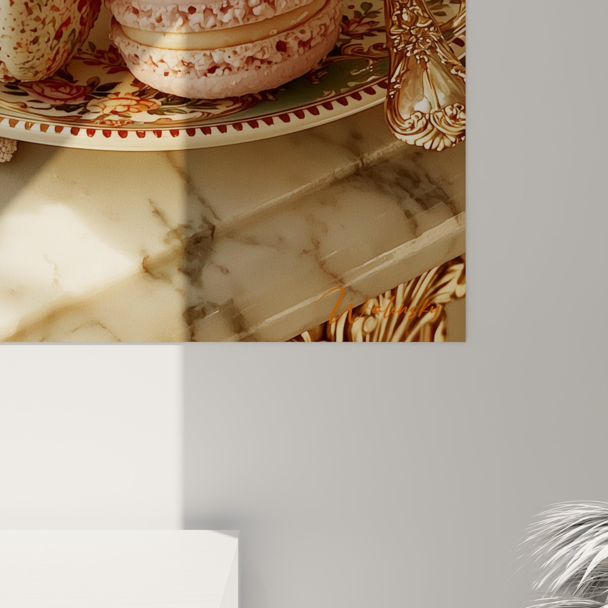 Grain de sucre glace et coques craquelées des macarons roses et verts vus de près sur l'impression