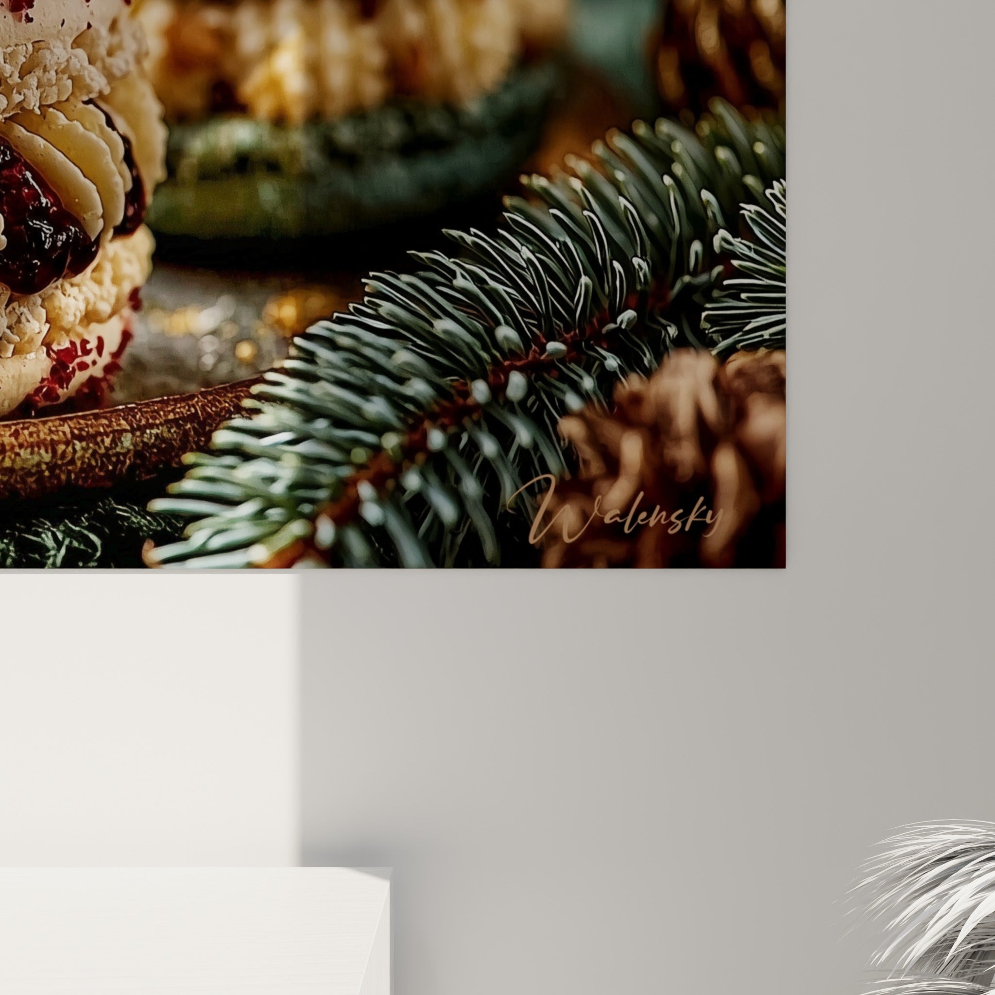 Texture granuleuse du sucre glace sur macaron bordeaux, garniture ambrée et coulures visibles de près