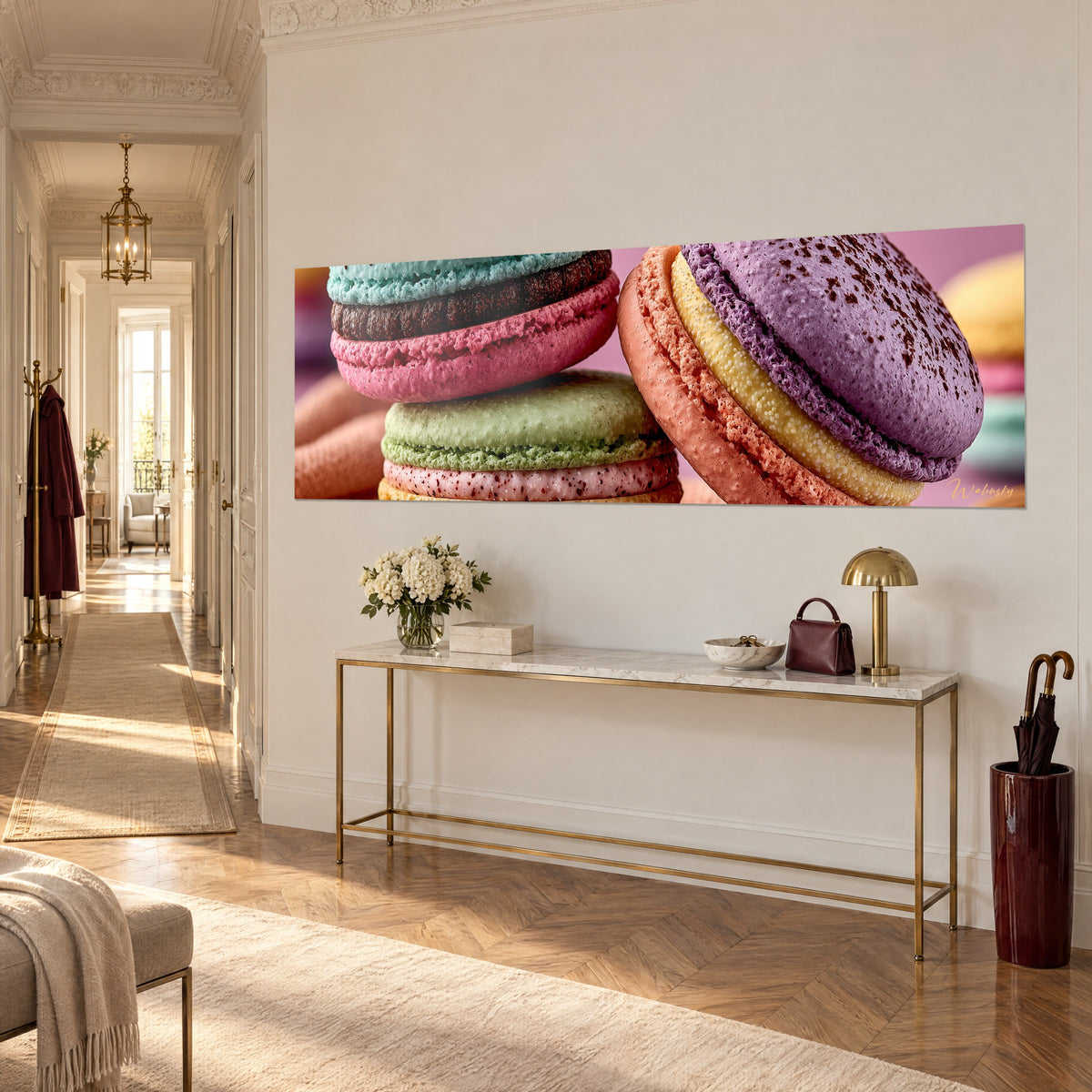 Gemälde Trio aus verführerischen Macarons, blassgelbe Ganache zwischen violetter und korallenroter Schale, Dreiviertelansicht auf eine goldene Konsole