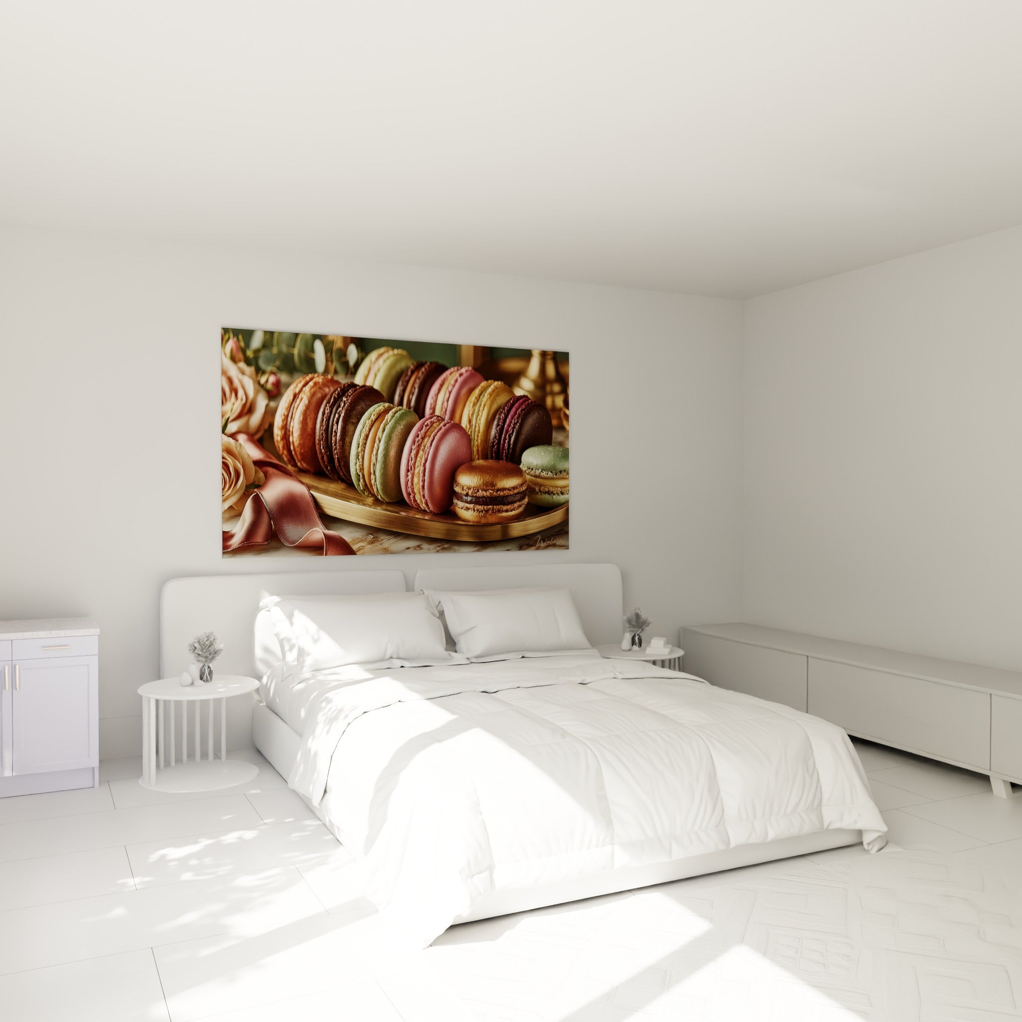 Rangée de macarons roses et dorés au-dessus d'un lit dans une chambre claire