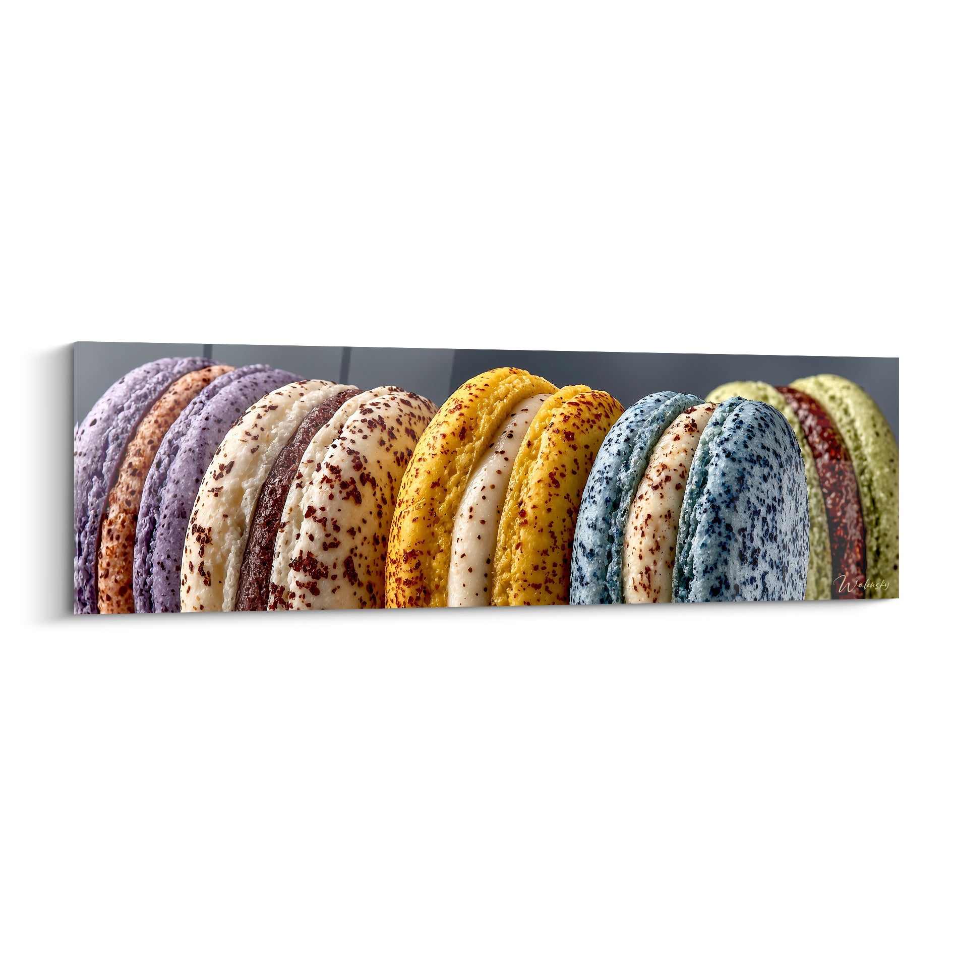 Macarons violet lavande, jaune safran et bleu ardoise alignés sur fond gris anthracite mouchetée