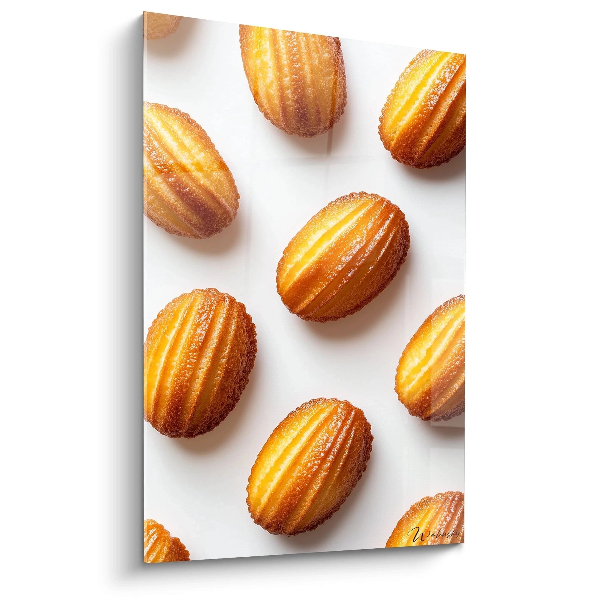 Un tableau madeleine présentant des pâtisseries ovales dorées sur fond blanc, avec des teintes jaune et orange, des textures lisses et une lumière accentuant les reliefs.