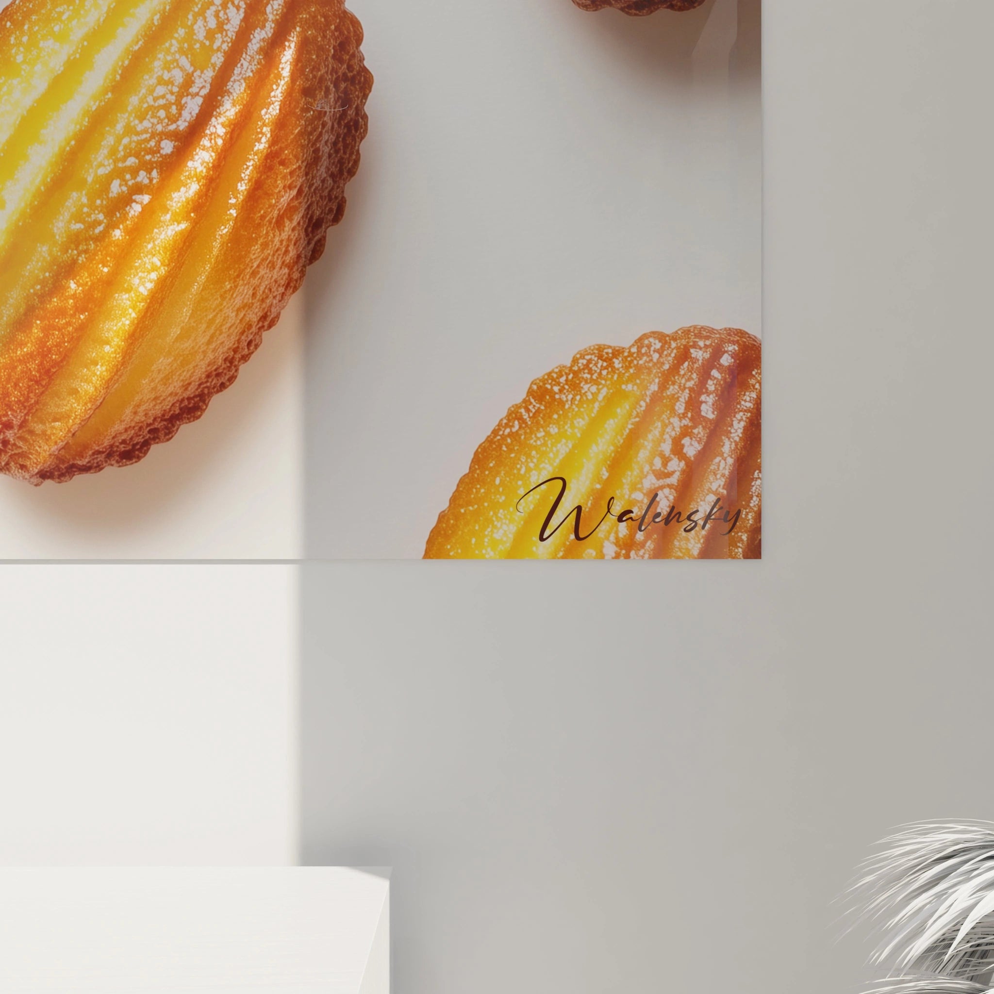 Un tableau madeleine illustrant des formes ovales dorées sur un fond neutre, avec des nuances de jaune et marron, des ombres douces et une texture détaillée mettant en relief les stries des pâtisseries.