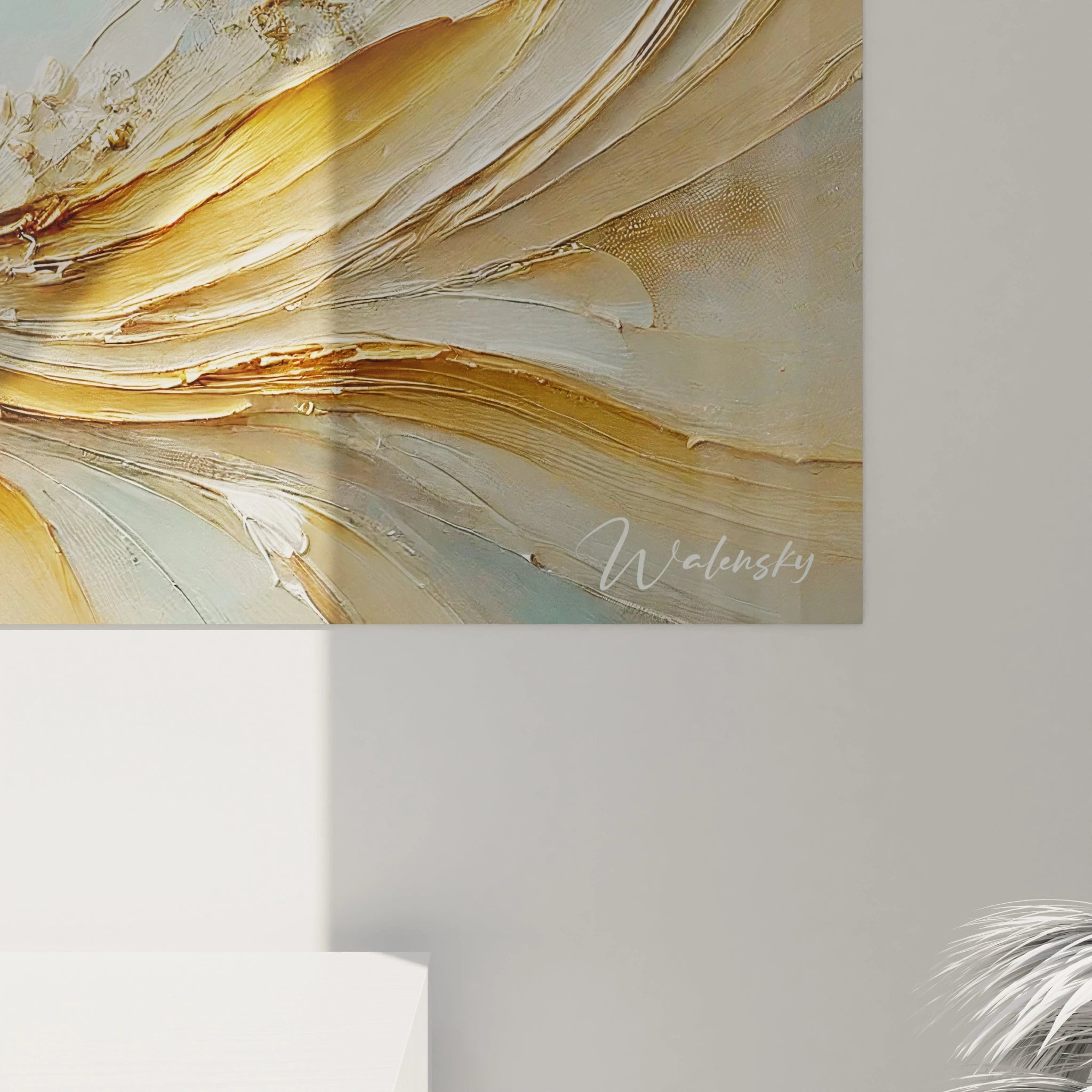 Vue de près, ce tableau abeille dévoile ses textures et nuances dorées, reflétant la beauté fragile de la nature et l interaction subtile entre l abeille et la fleur