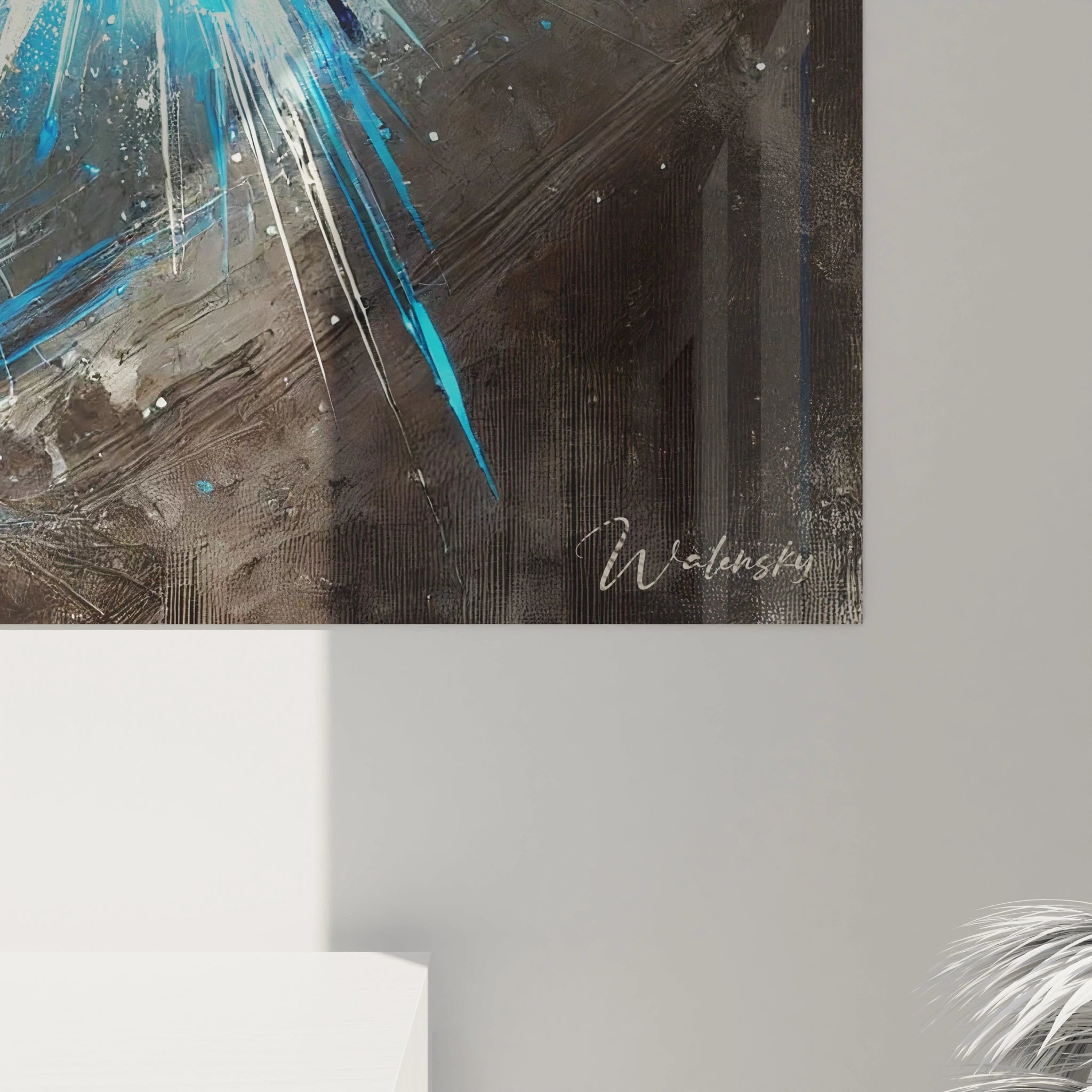 Un gros plan révèle la texture des coups de pinceau et les éclaboussures de bleu. Le regard captivant du chat et la lumière du papillon font de ce tableau chat une pièce vibrante et unique.