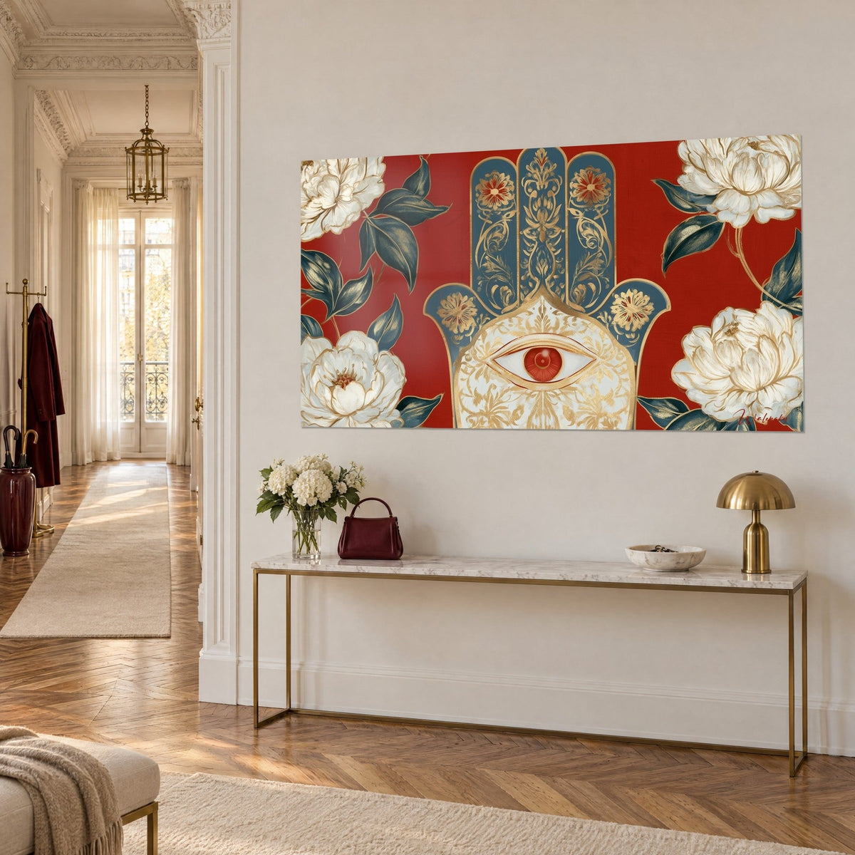 Tableau talisman khamsa en bleu pétrole et or, iris rouge cerné d'ivoire, pivoines blanches, sur un mur crème au-dessus d'une console dorée