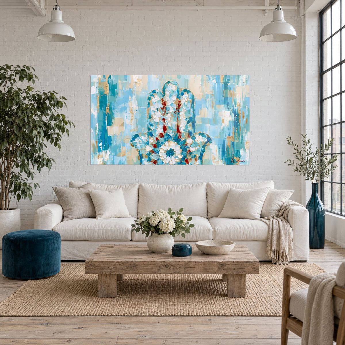 Tableau main de Fatma turquoise aux pétales blancs et touches rouges, spatule épaisse, au-dessus d'un canapé dans un salon lumineux