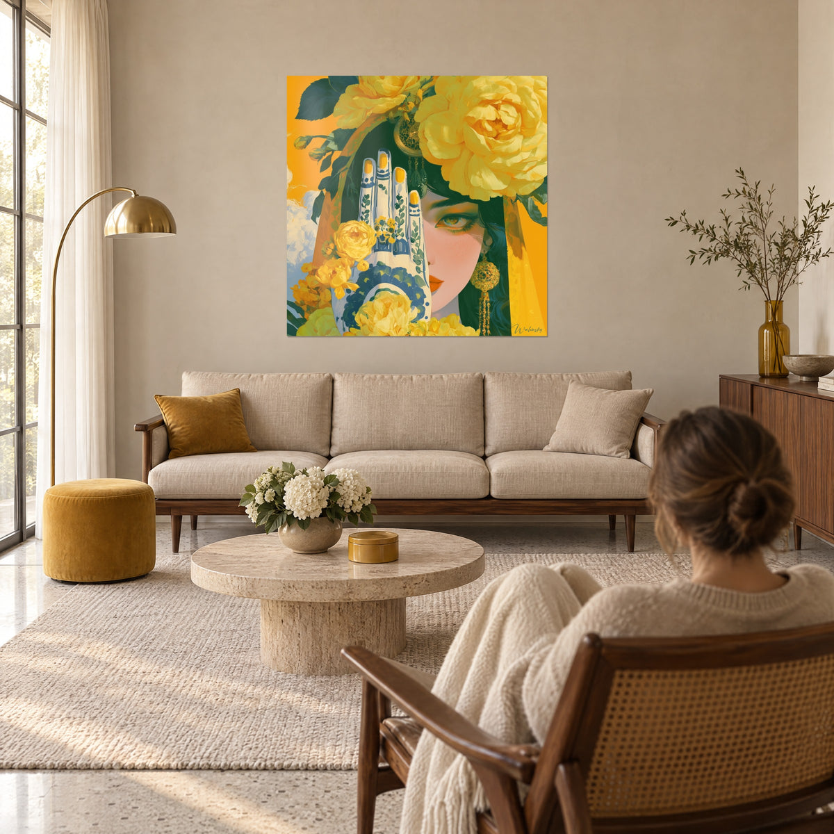 Cuadro mano de Fatma adornada con motivos azules que oculta un rostro, peonías amarillo sol y ocre, sobre un sofá en un salón luminoso