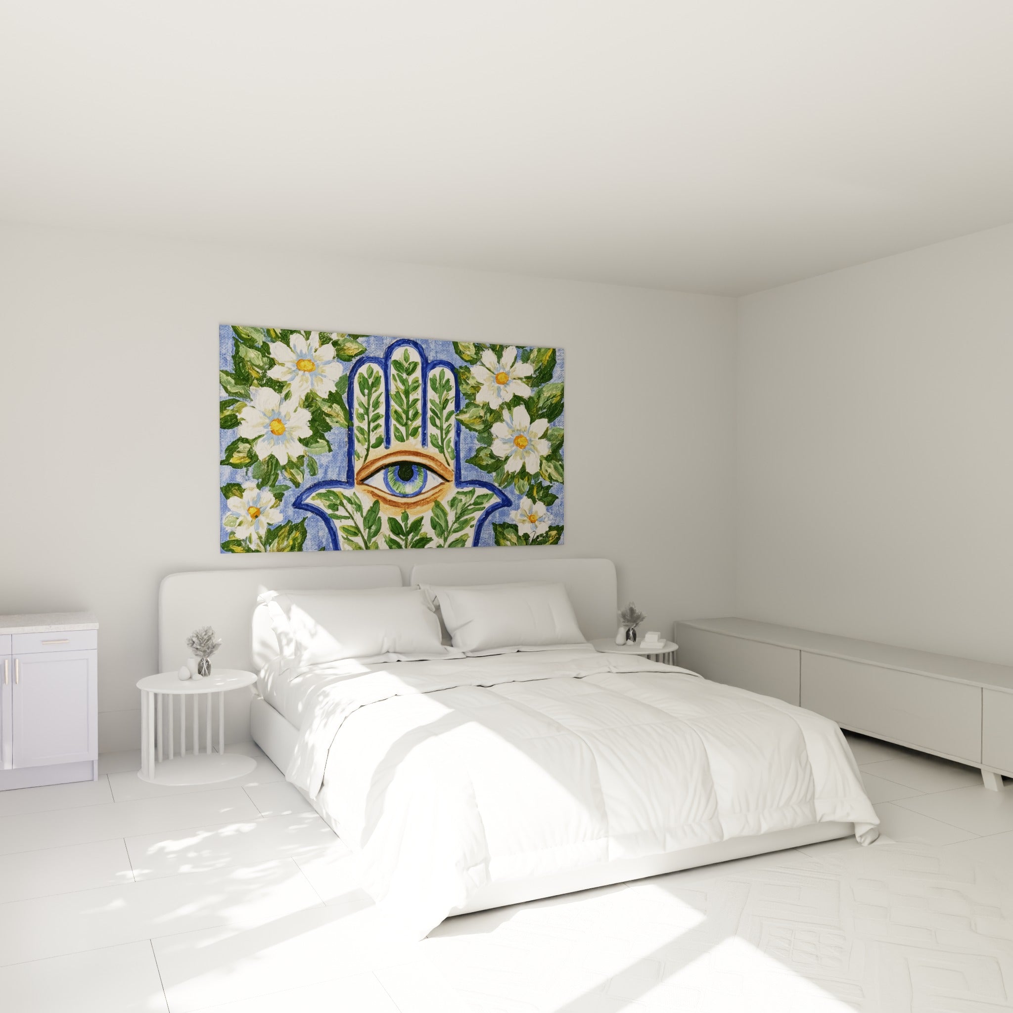 Fleurs blanches et main de fatma verte accrochées au-dessus d'un lit dans une chambre claire