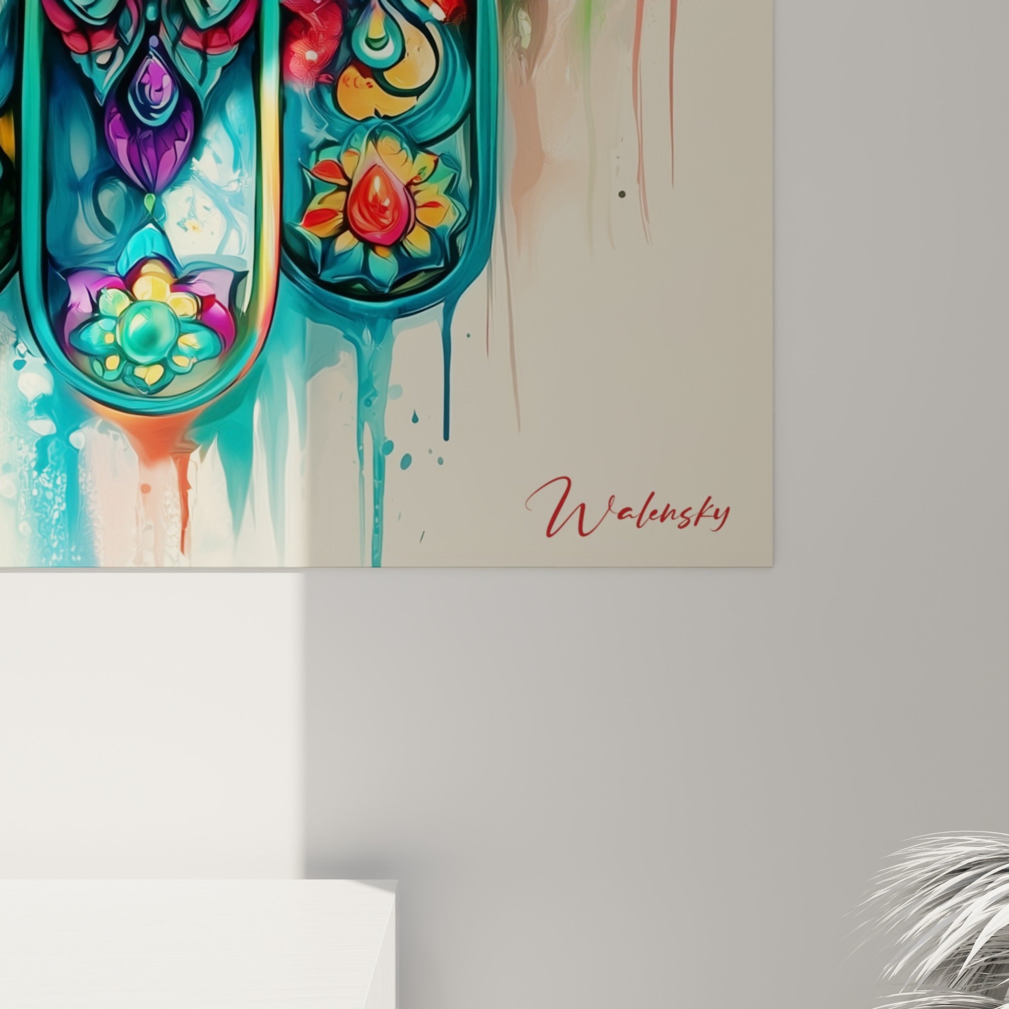 Détail des coulures turquoise et rouges sur la main de fatma, grain de peinture et reflets dorés visibles