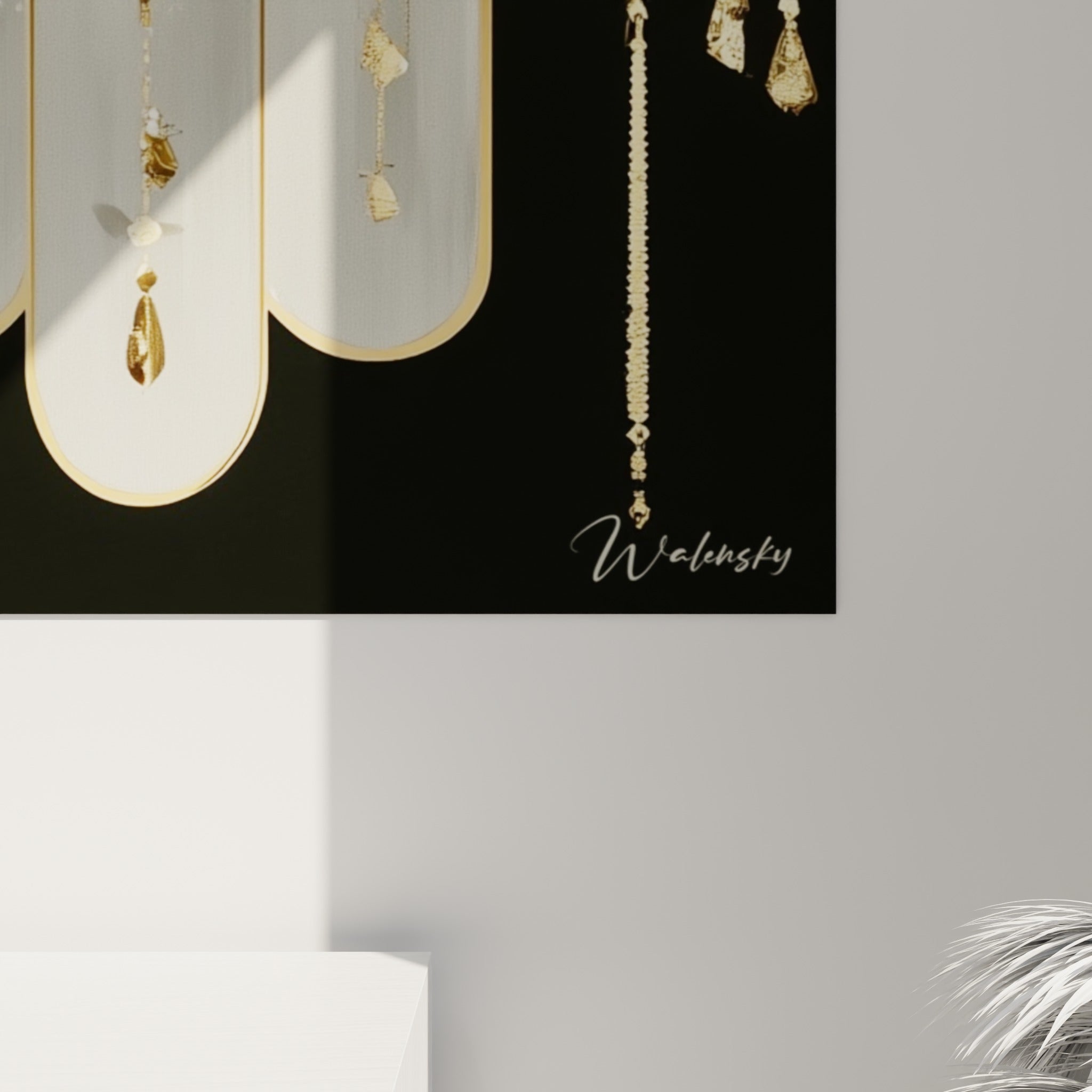 Détail des pendentifs dorés et du grain nacré de la Main de Fatma sur fond noir profond