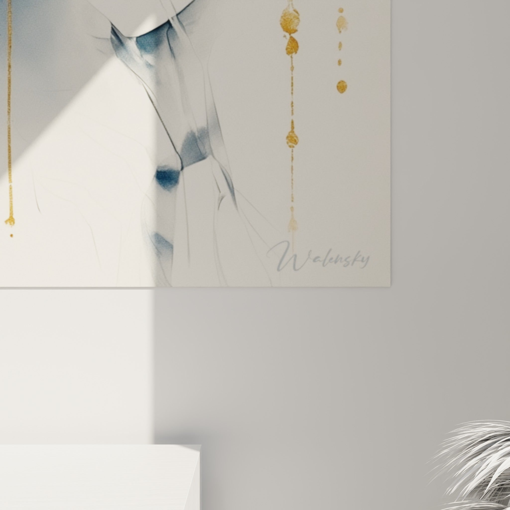 Détail des coulures dorées et du grain aquarelle bleu marine sur la Main de fatma accrochée au mur