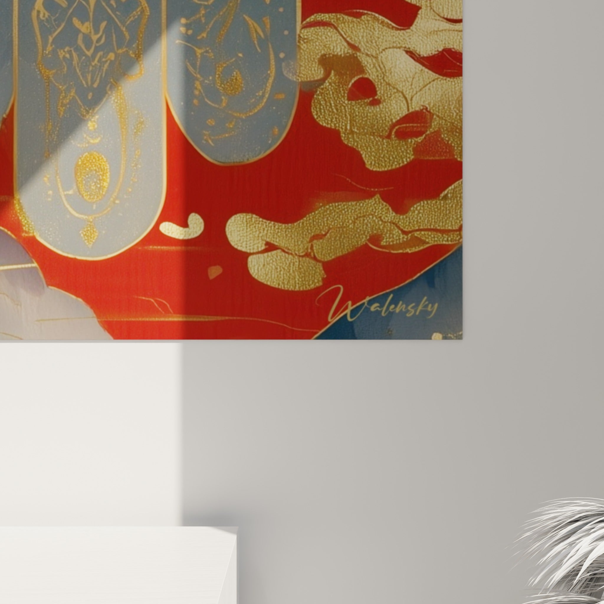 Détail des empâtements dorés et du grain bleu marine sur cette Main de Fatma accrochée au mur.
