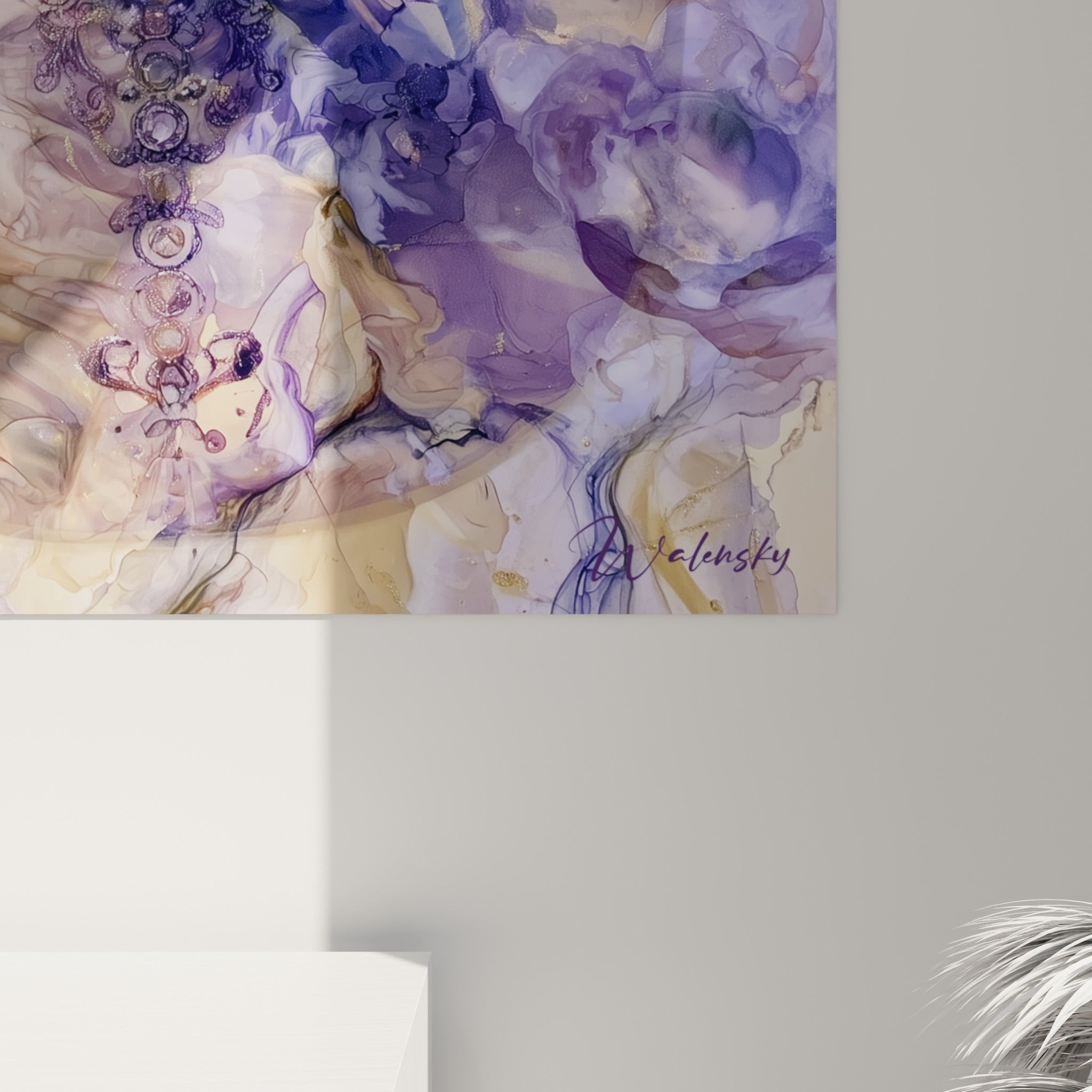 Détail rapproché de la Main de fatma révélant les coulures dorées et les nuances violettes de la matière