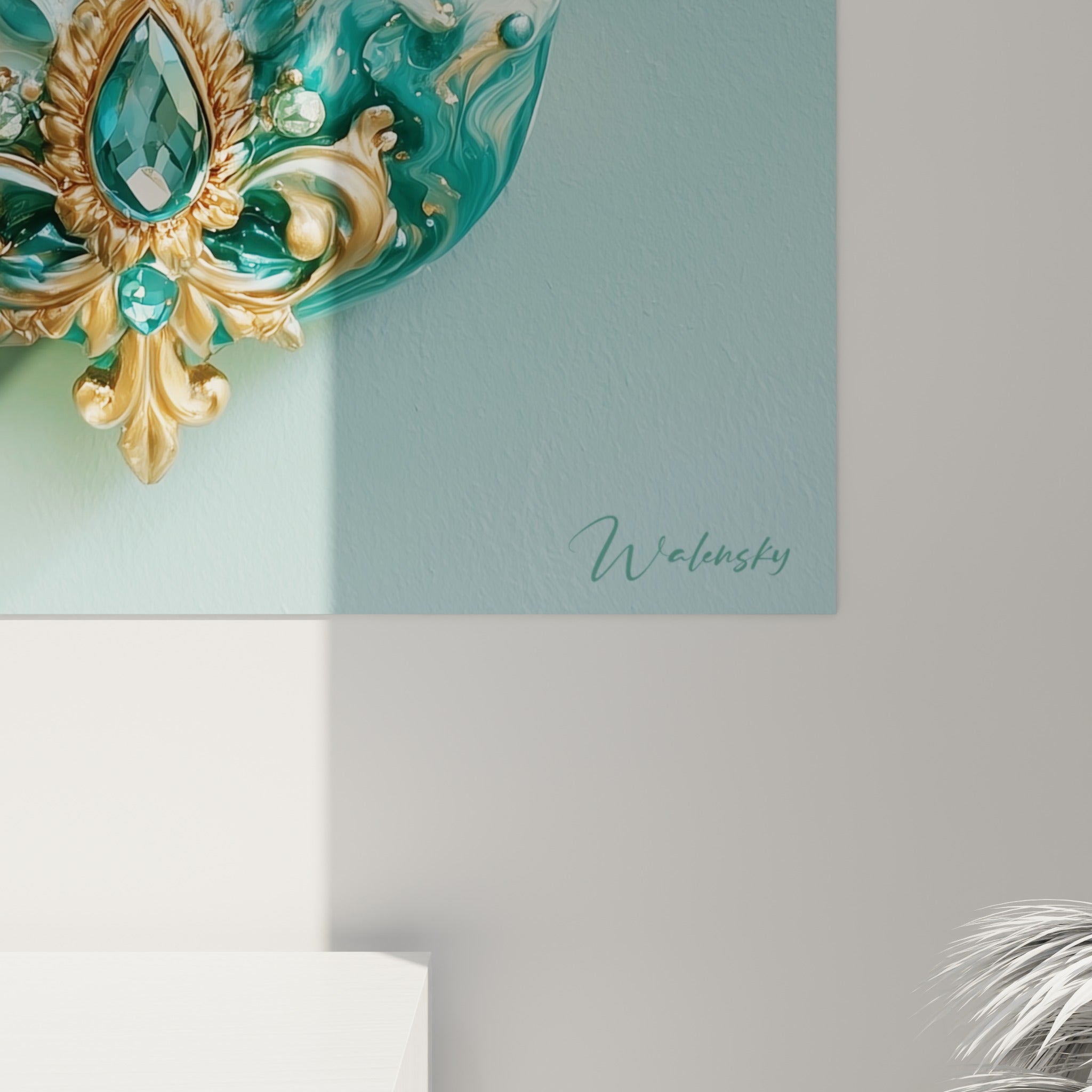 Détail des reliefs dorés et pierres turquoise sertis sur la main de fatma, effet marbré visible de près