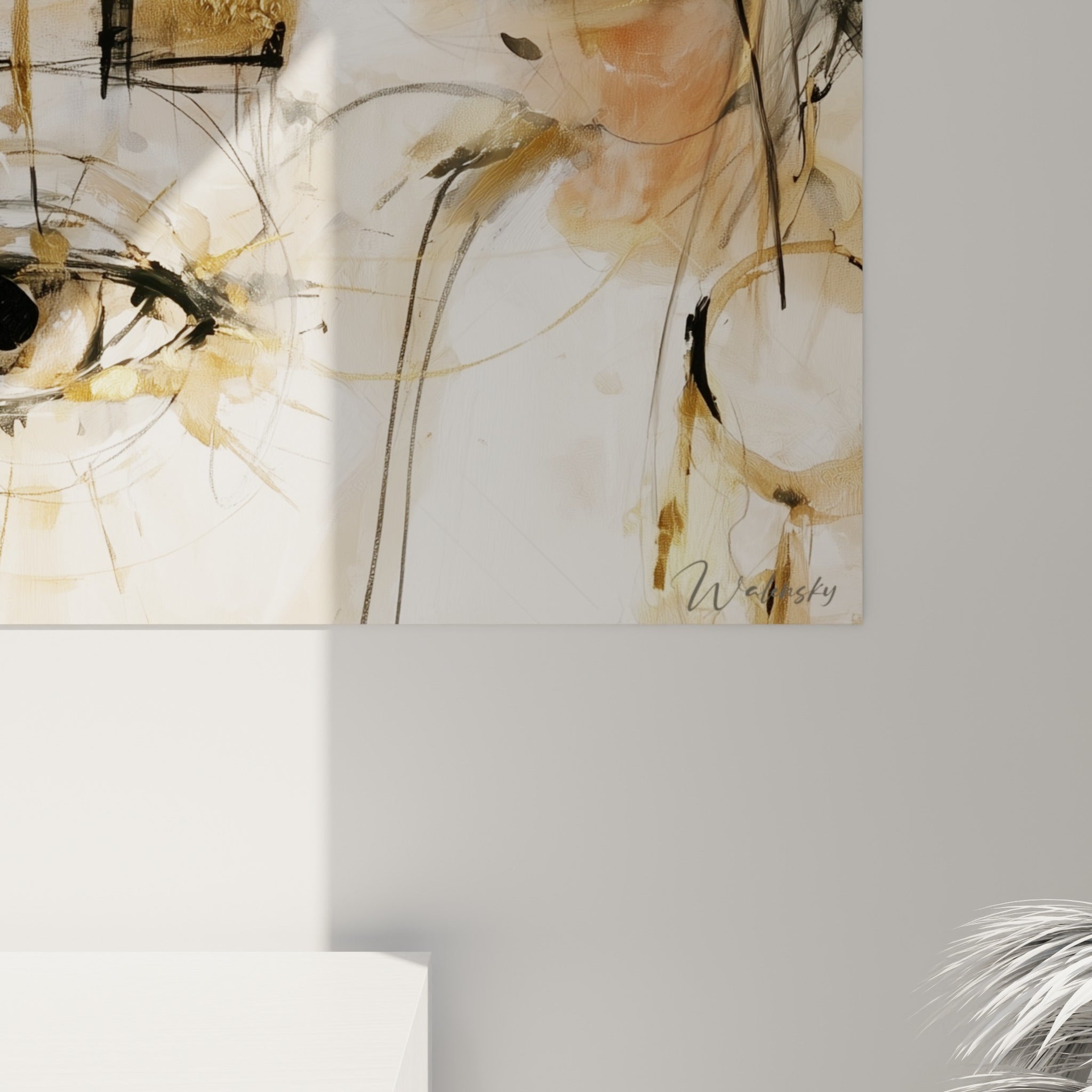 Empâtements dorés et coulures noires sur fond beige texturé, détail de la Main de Fatma peinte