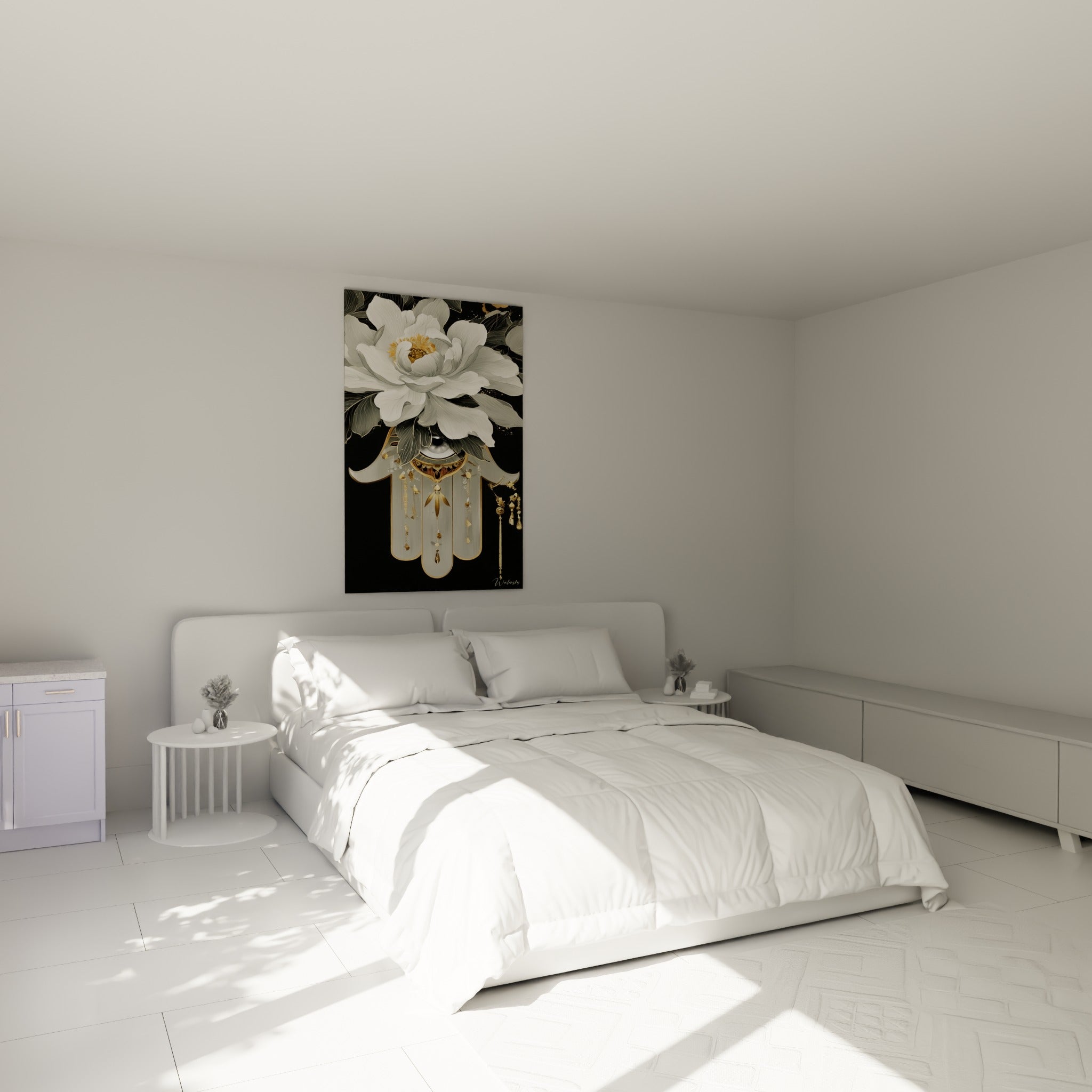 Pivoine blanche et Main de Fatma dorée accrochées au-dessus d'un lit dans une chambre claire