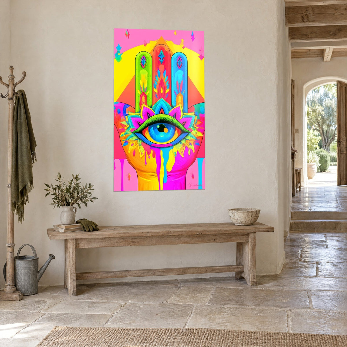 Tableau talisman hamsa aux coulures fluo, pétales magenta et fond jaune soleil, vue de trois-quarts près d'un banc en bois