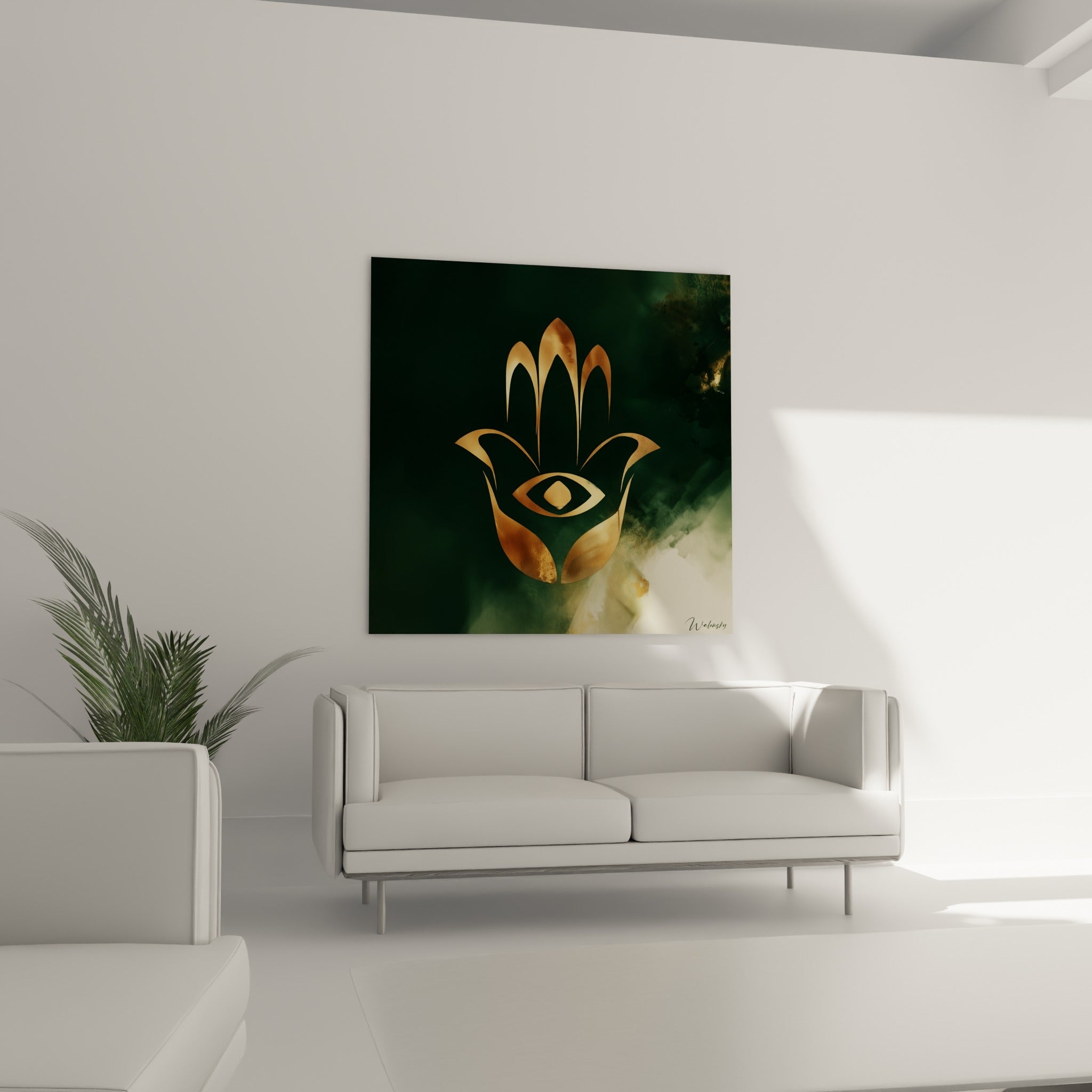 Motif ocre et vert profond de la Main de Fatma placé au-dessus d'un canapé dans un salon lumineux