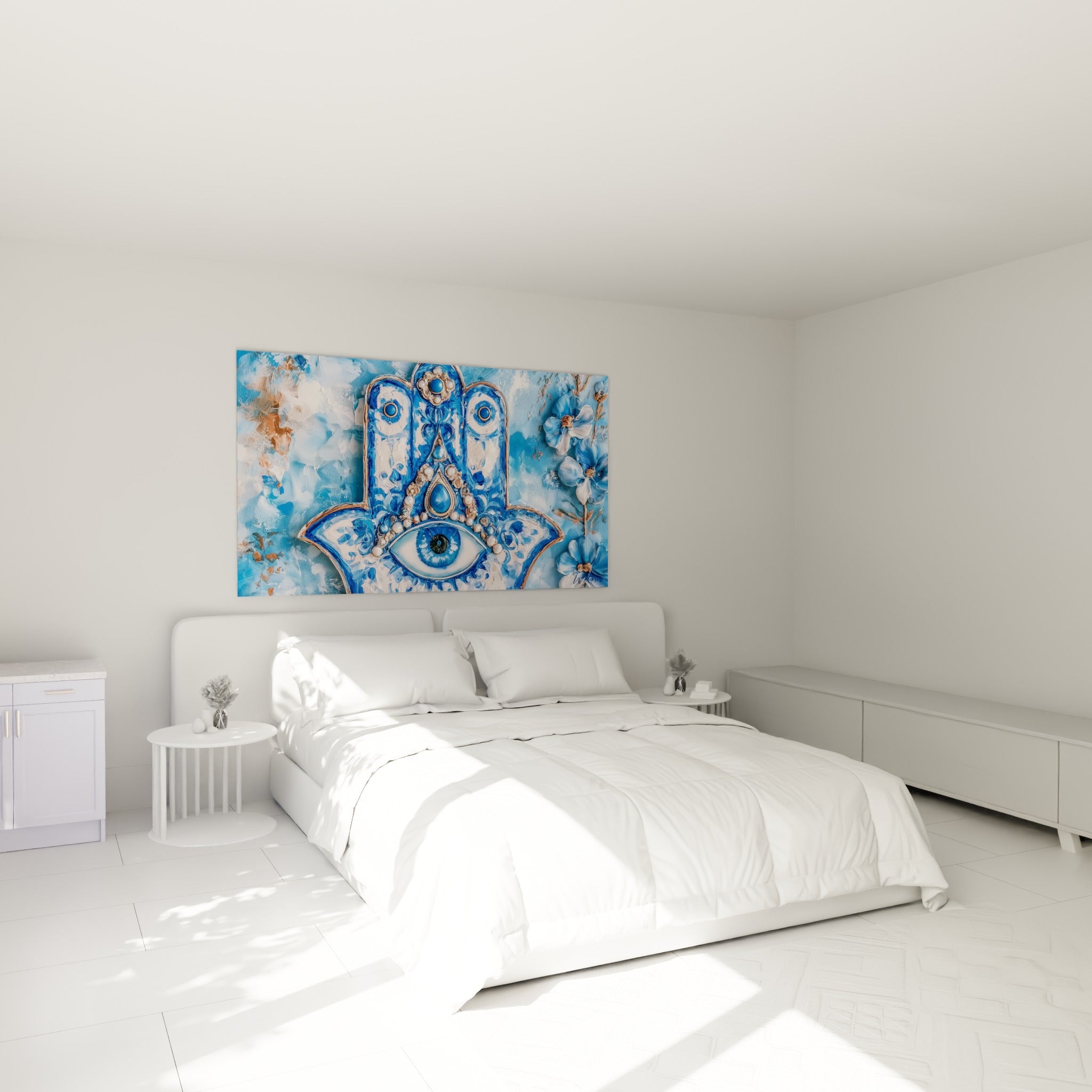 Symbole protecteur bleu et doré, œil peint en relief, au-dessus d'un lit dans une chambre claire
