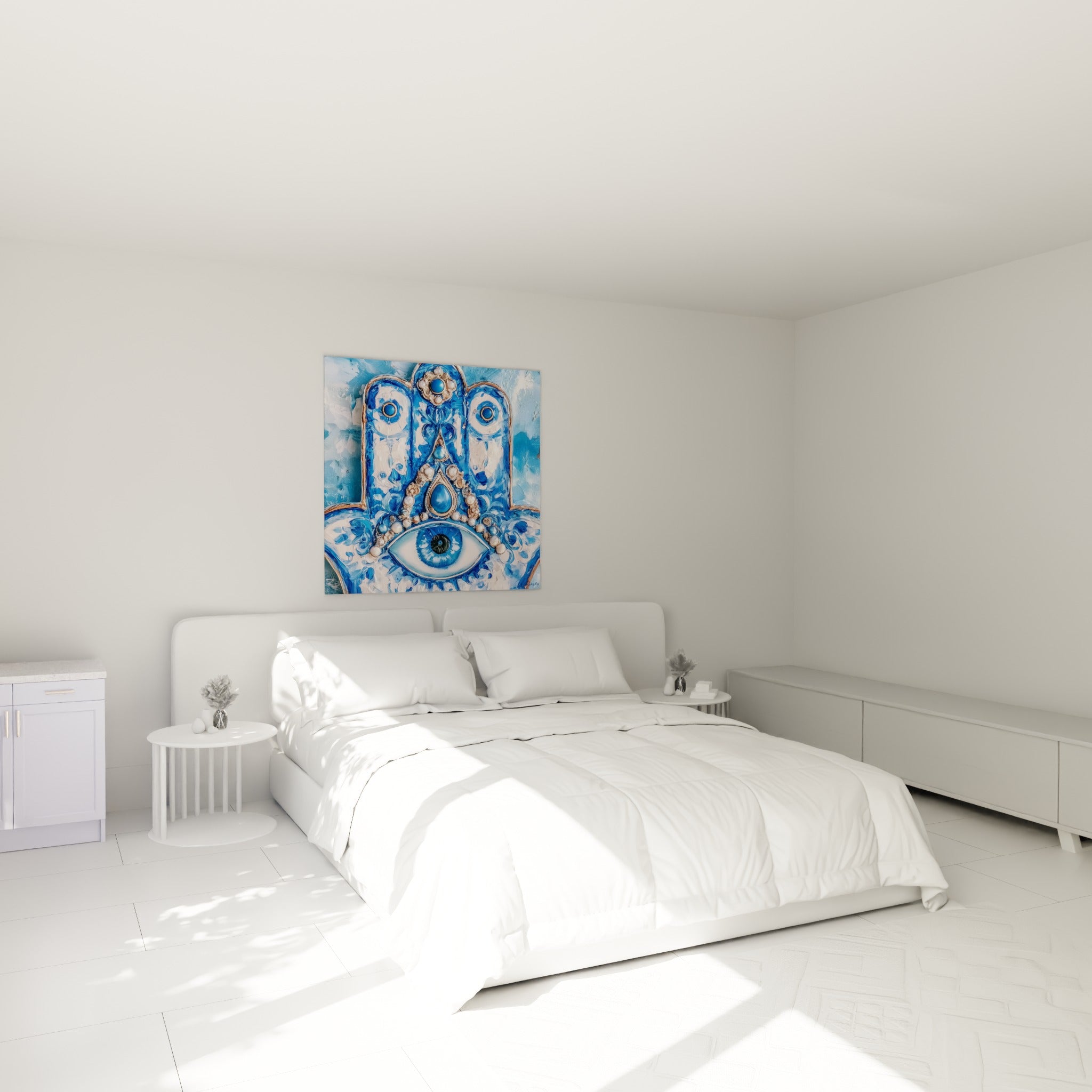 Symbole protecteur bleu et blanc à l'œil turquoise, perles dorées, accroché au-dessus d'un lit dans une chambre claire