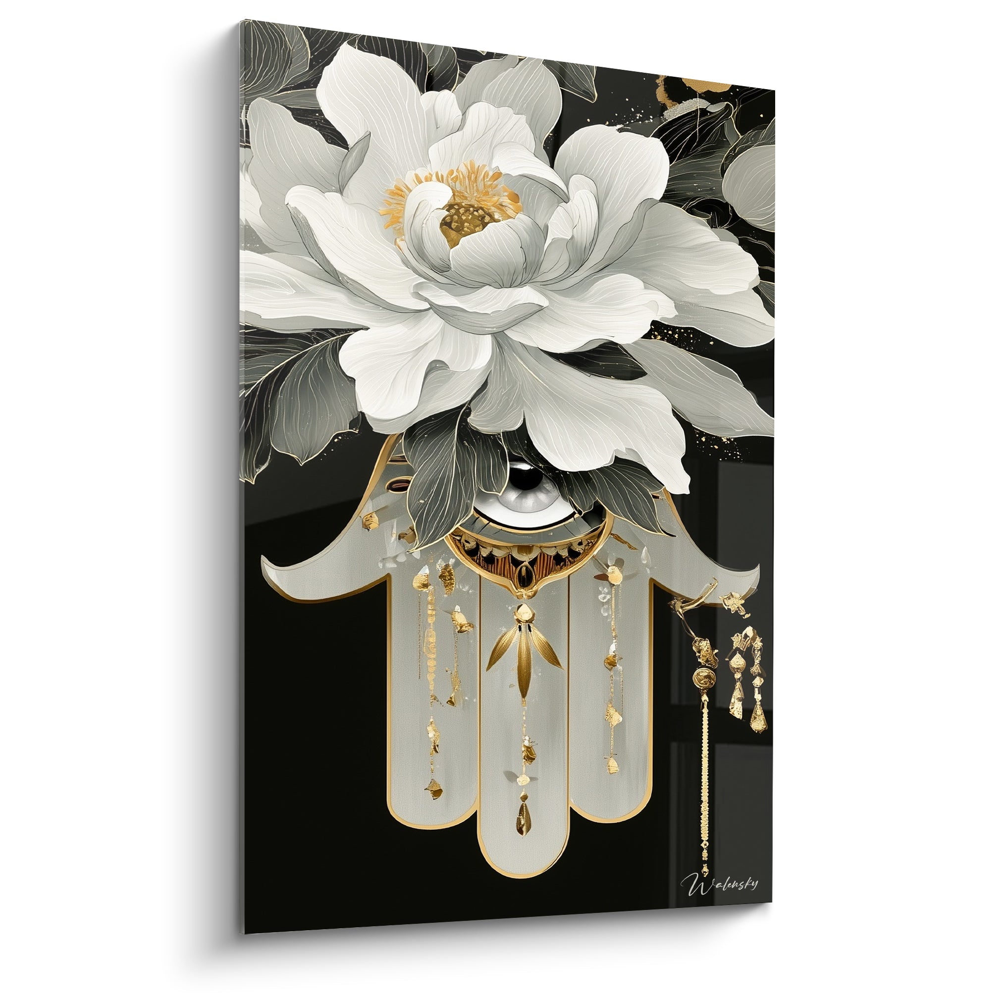 Main de Fatma ornée d'une pivoine blanche et de pendentifs dorés sur fond noir intense