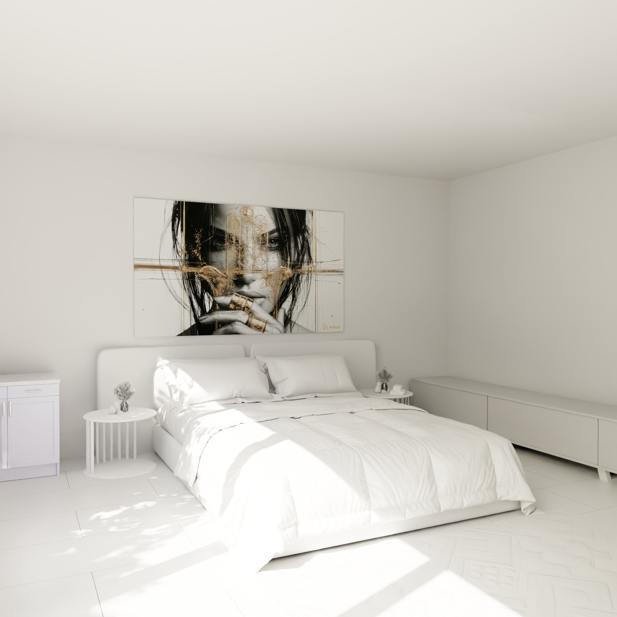 Portrait mystérieux à la Main de Fatma dorée accroché au-dessus d'un lit dans une chambre claire