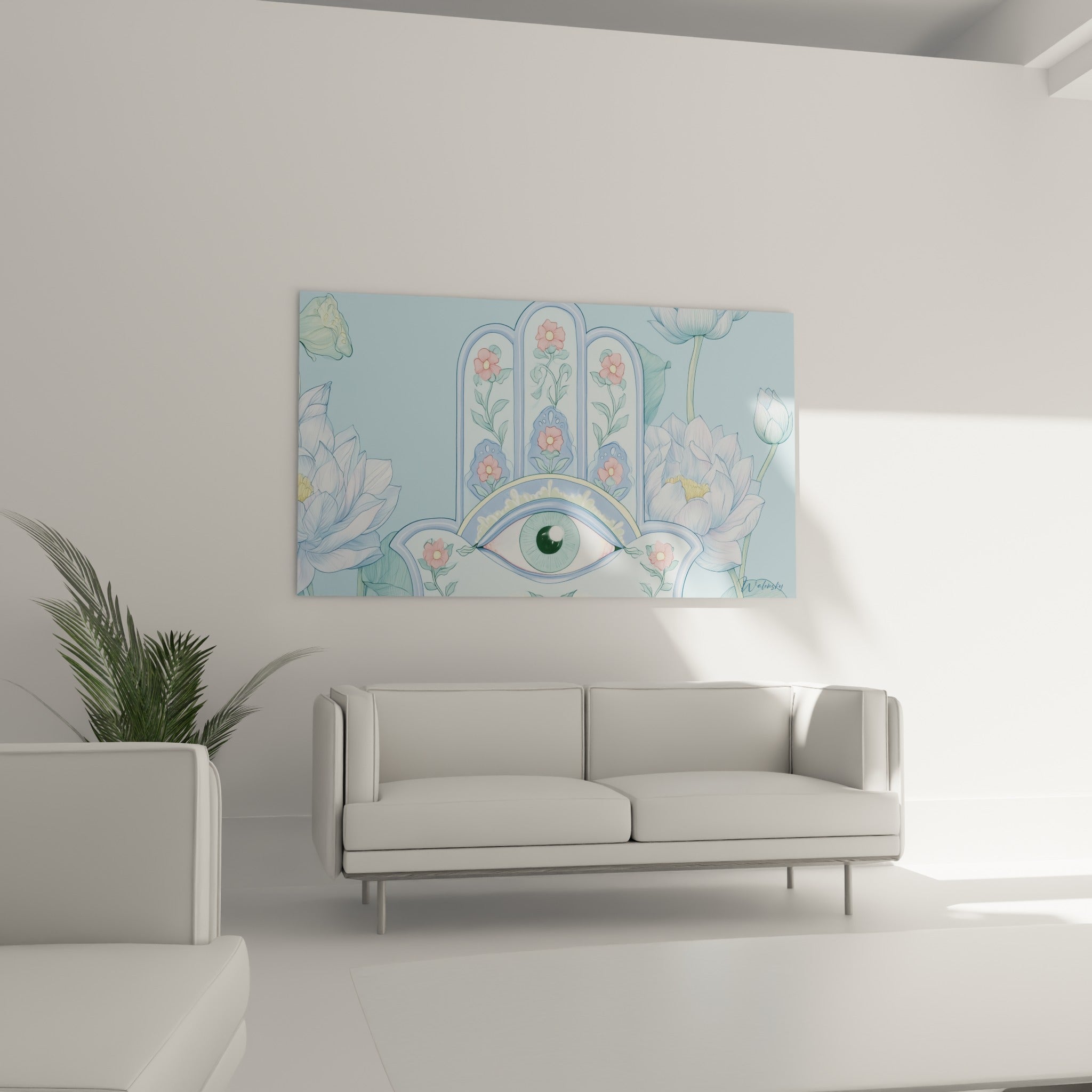 Motif floral bleu pastel et œil vert accroché au-dessus d'un canapé dans un salon lumineux