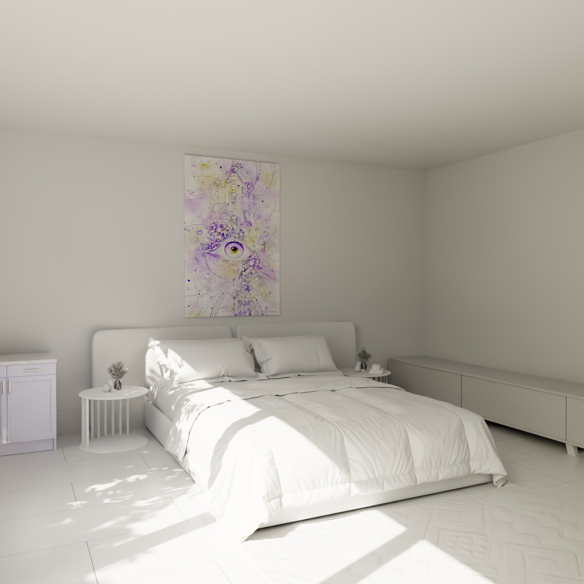 Œil violet entouré de perles translucides et filaments dorés, accroché au-dessus d'un lit dans une chambre claire