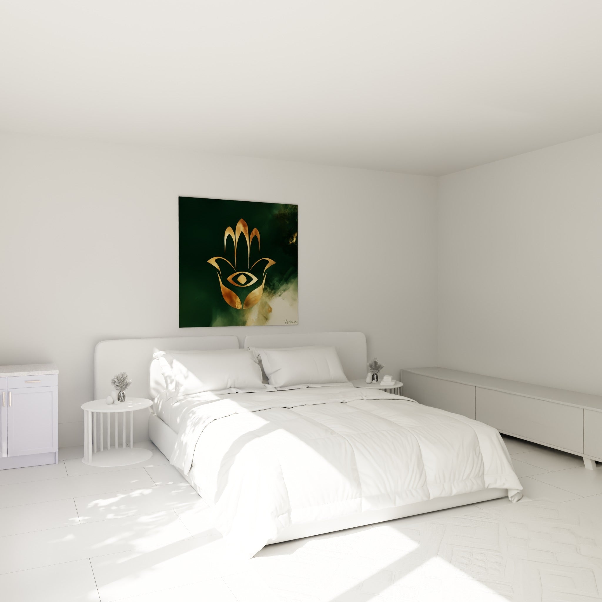 Symbole doré et vert émeraude de la Main de Fatma accroché au-dessus d'un lit dans une chambre claire