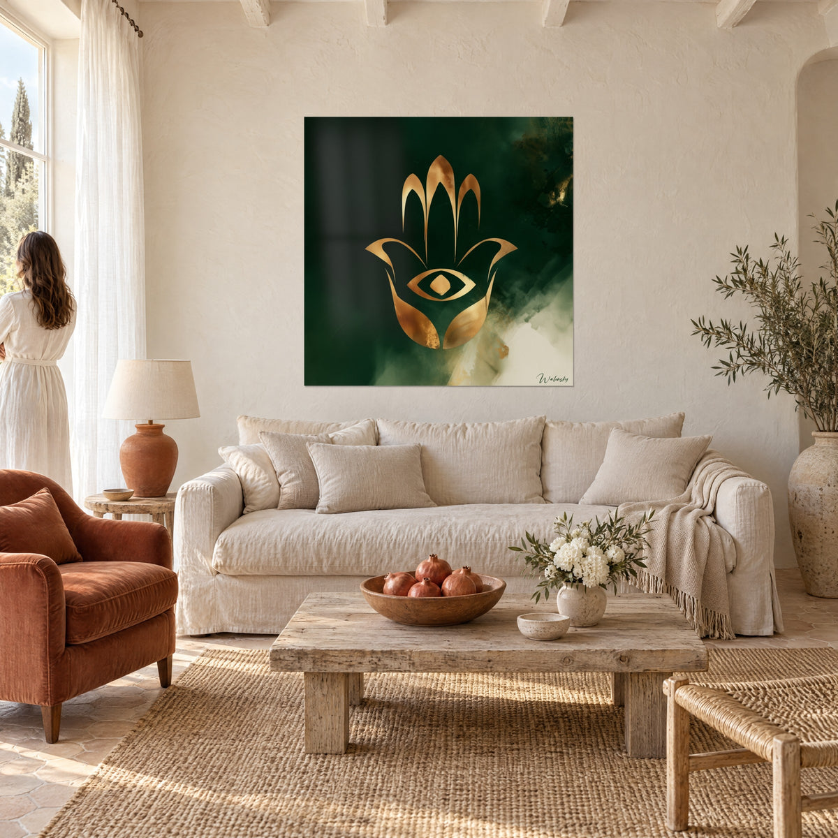 Πίνακας χέρι της Φάτμα σε χρυσό πάνω σε σμαραγδί φόντο, κρεμ καπνοί κάτω δεξιά, γυναίκα από την πλάτη, πάνω από καναπέ σε φωτεινό σαλόνι