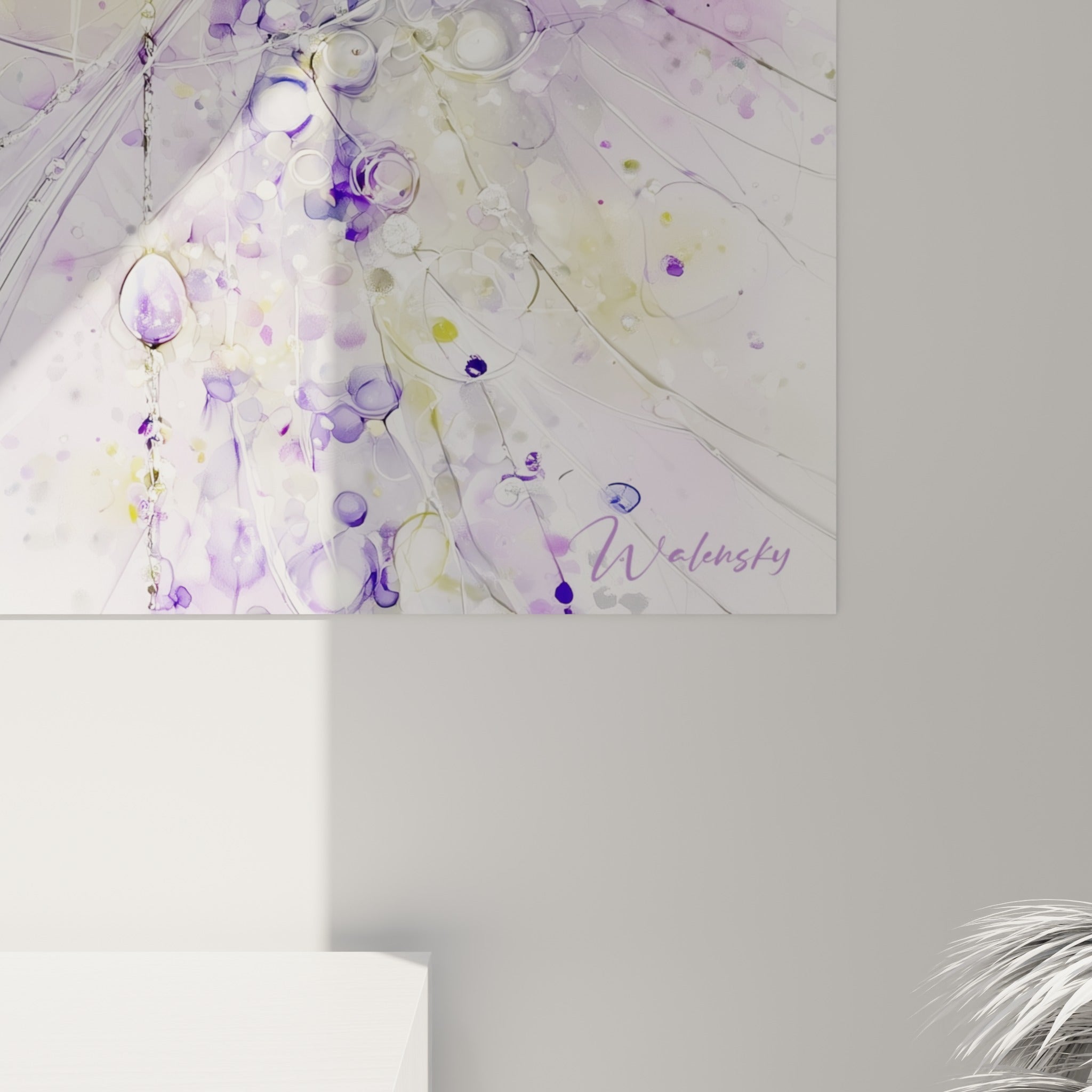 Empâtements de perles nacrées et coulures violettes se mêlant aux filaments argentés sur la toile accrochée