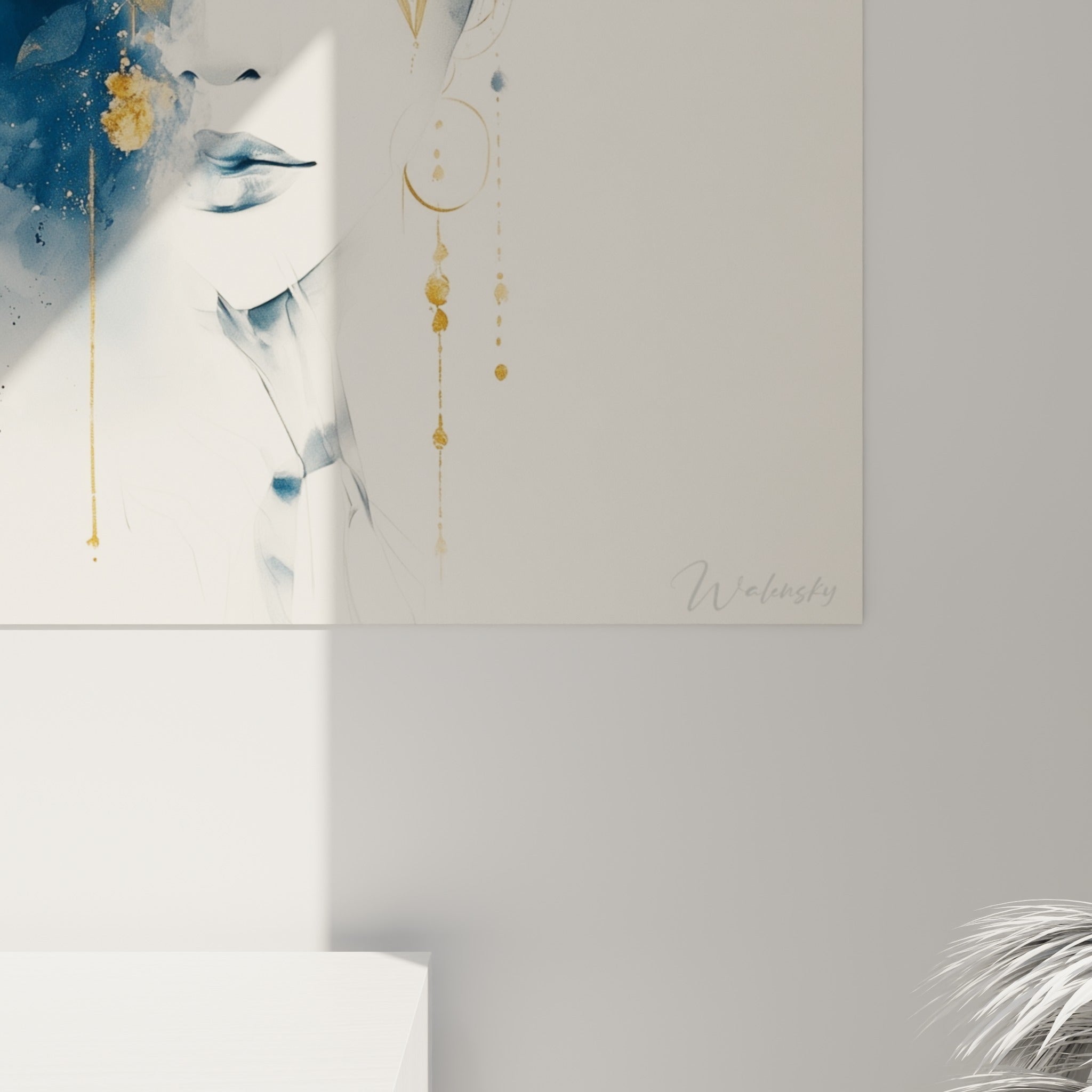 Matière aquarelle visible sur la Main de fatma, coulures dorées et grain bleu marine en gros plan sur la toile