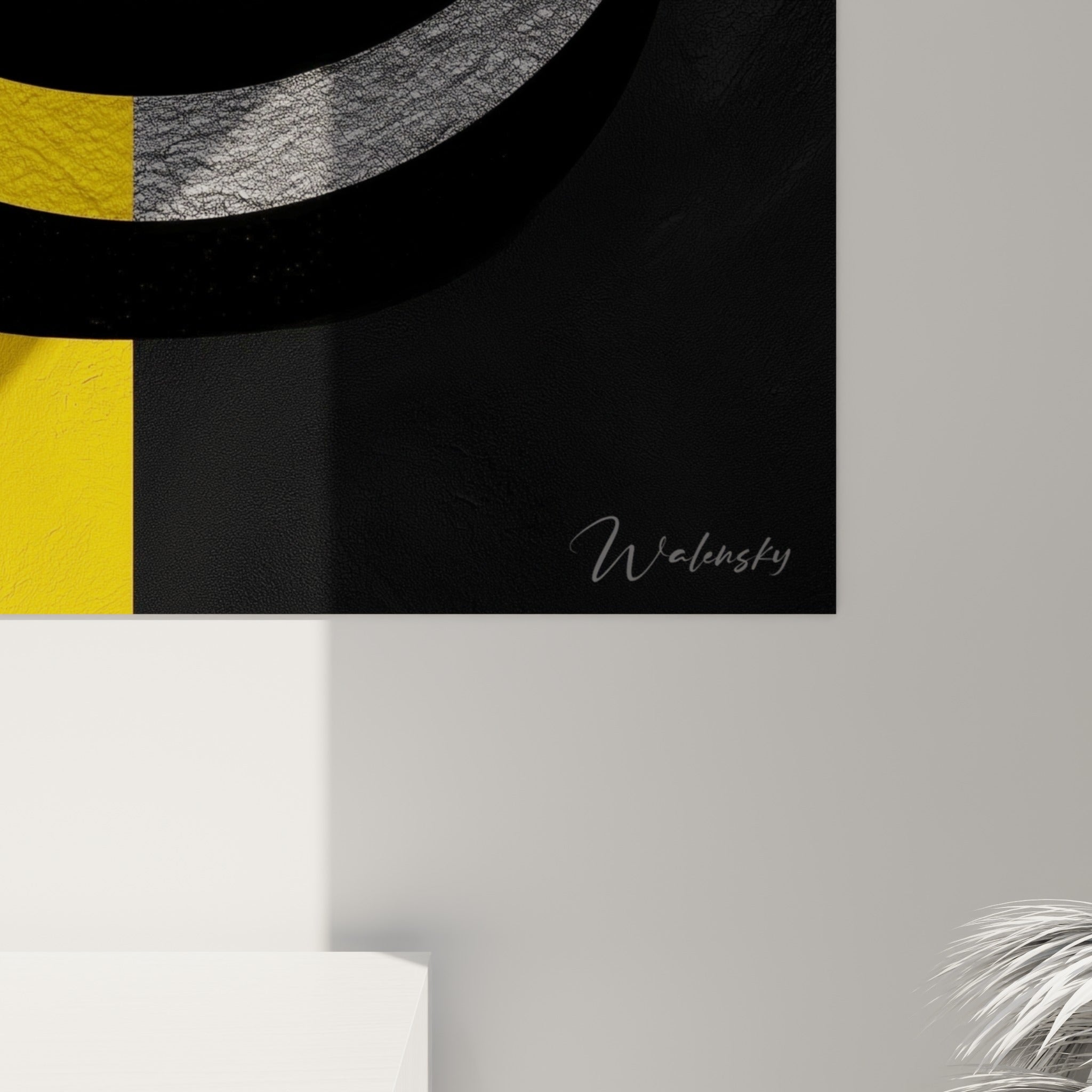 Détail du grain texturé jaune moutarde et gris anthracite autour de l'iris doré de la Main de Fatma