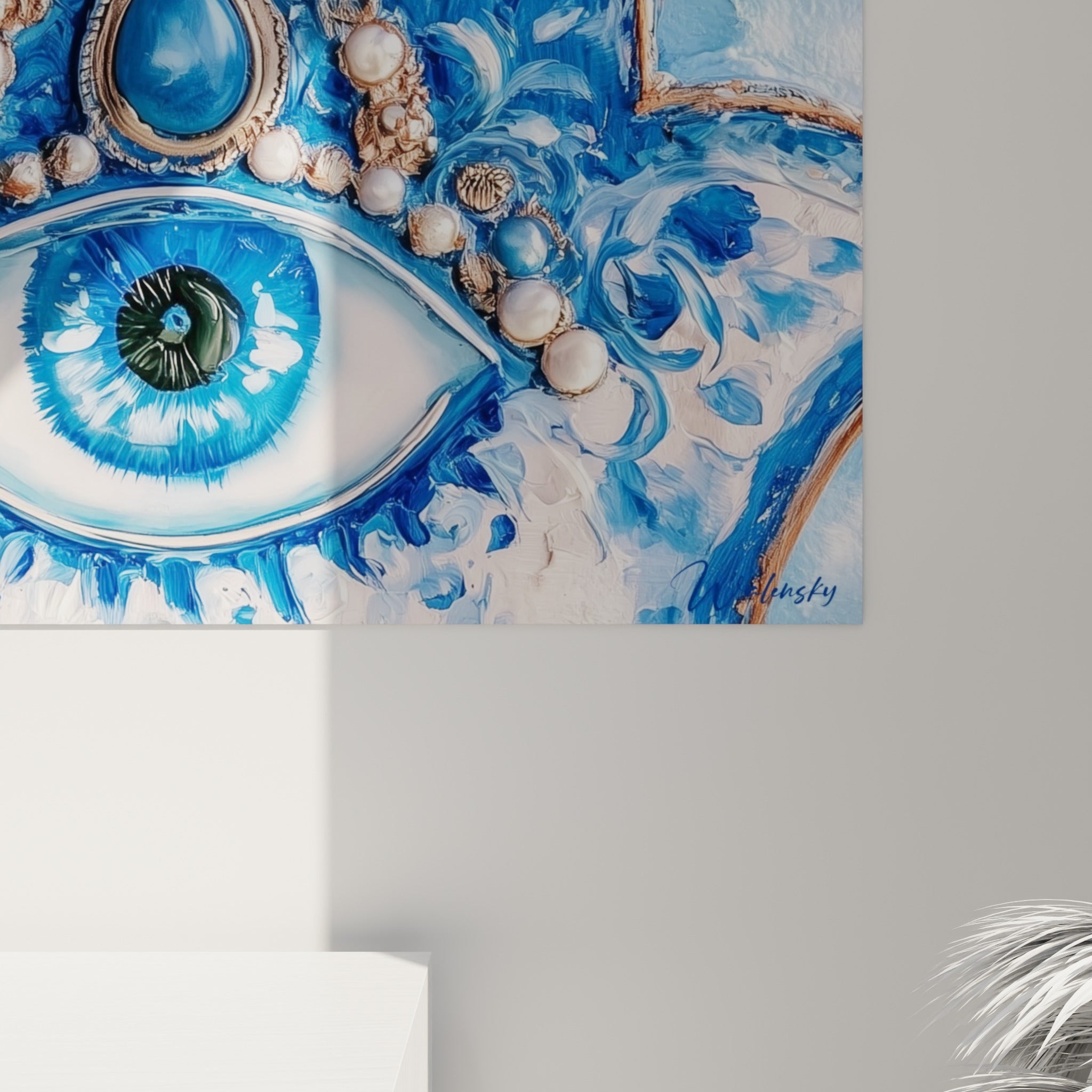 Empâtements bleu marine et blanc nacré, perles en relief et touches dorées visibles de près sur la toile peinte