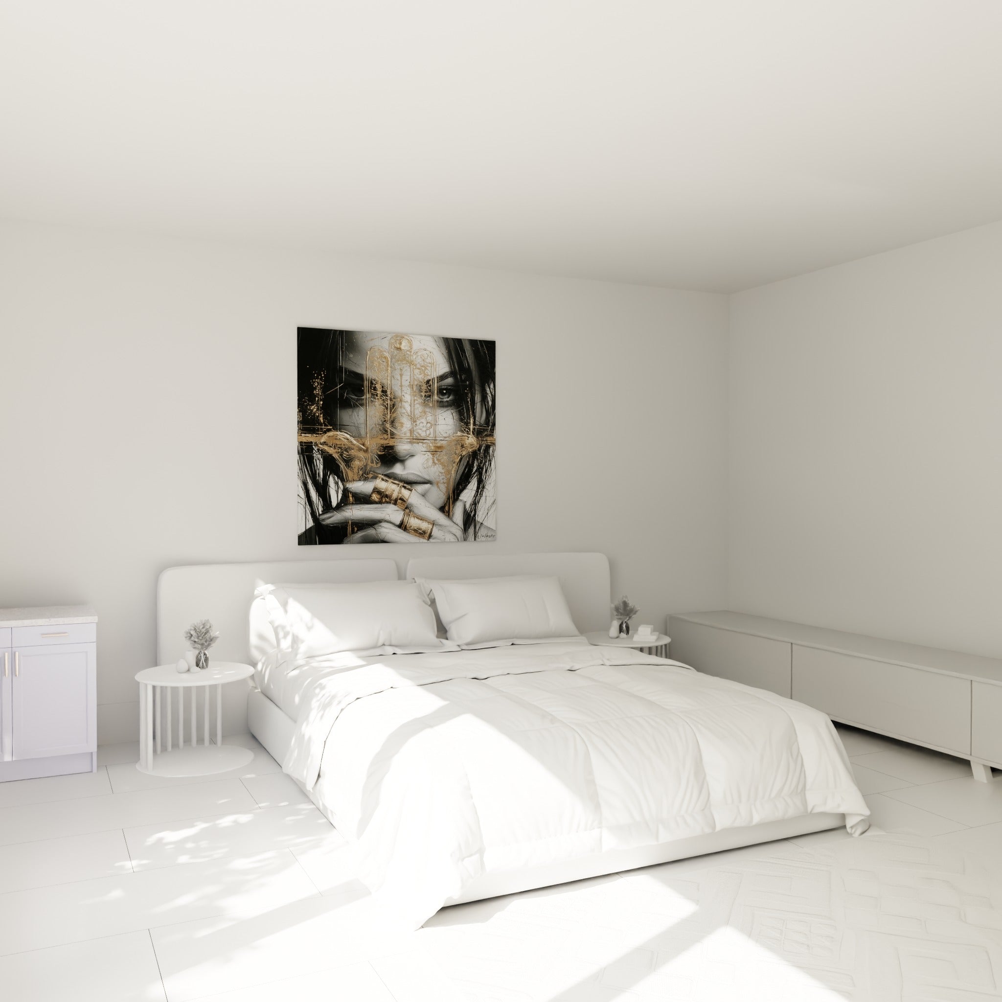 Portrait noir et doré d'une femme sous une Main de fatma stylisée, au-dessus d'un lit dans une chambre claire