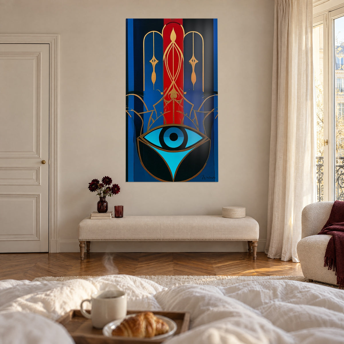 Cuadro símbolo de protección con ojo turquesa, rojo vivo y filigranas doradas, encima de una cama en un dormitorio luminoso