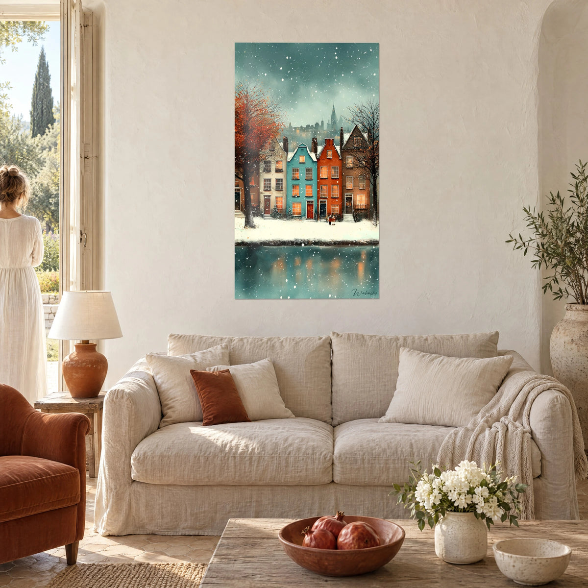 Quadro fila di case colorate sotto la neve, facciate turchesi e di mattoni, due persone di spalle sopra un divano in un soggiorno luminoso