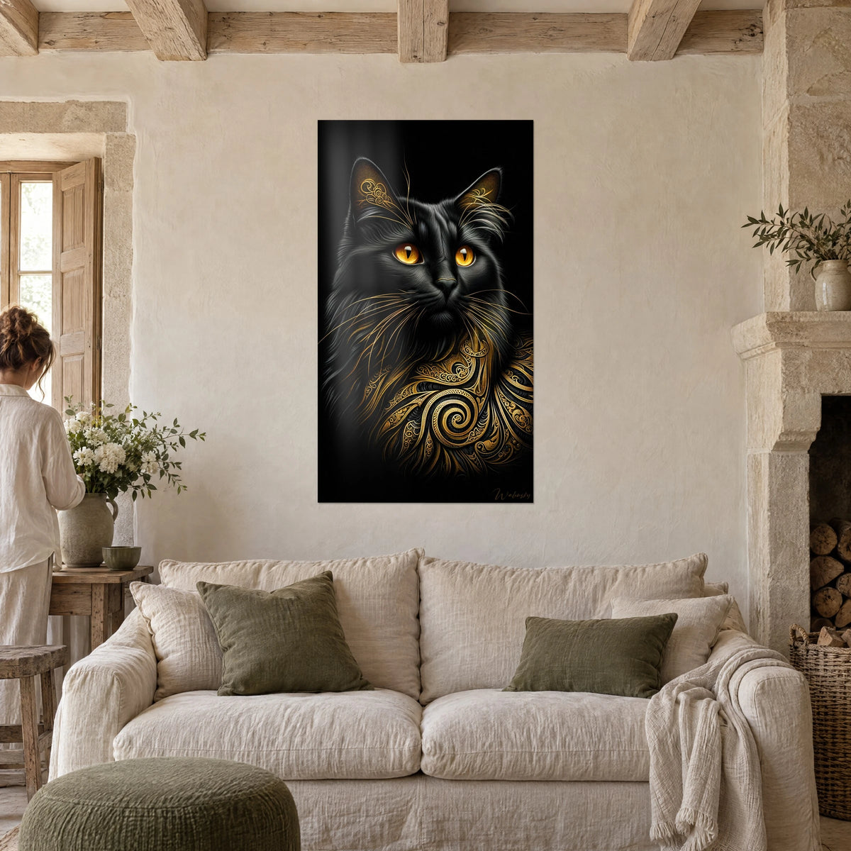 Cuadro gato negro de ojos ámbar y arabescos dorados, frente a una mujer de espaldas, sobre un sofá en un salón luminoso