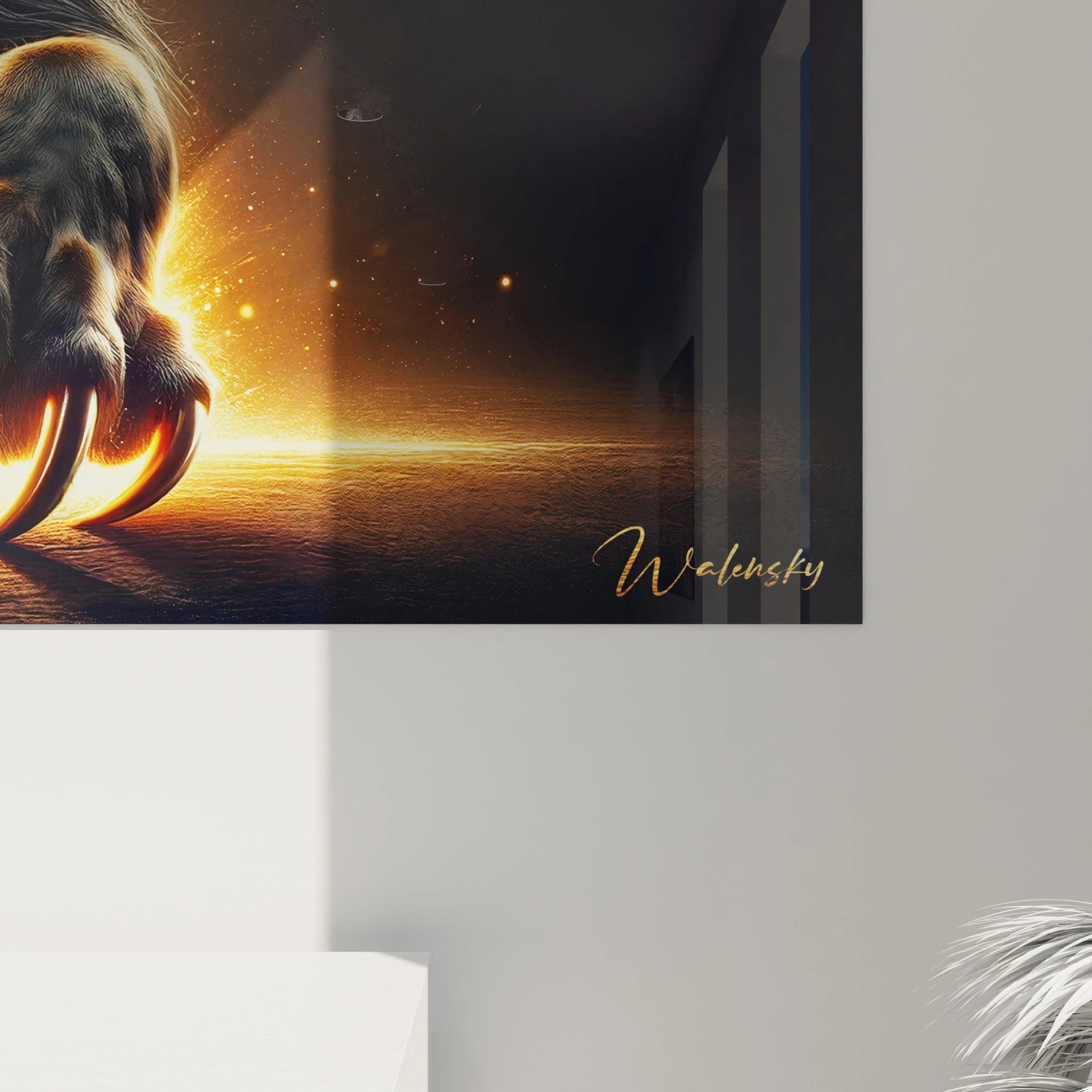 Un tableau d'animal présentant un lion aux couleurs contrastées de noir et d'orange vif sur fond obscur. La texture du pelage est finement détaillée avec une crinière volumineuse et des vibrisses blanches distinctes. L'effet dramatique est renforcé par les yeux brillants comme de l'or en fusion et la lumière orangée qui jaillit sous les griffes acérées.