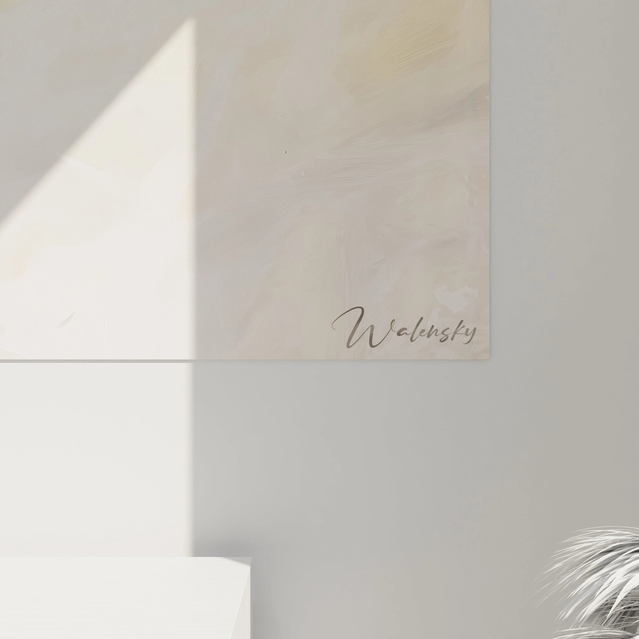 Détail du tableau manchot avec signature Walensky sur fond beige clair dans une pièce épurée