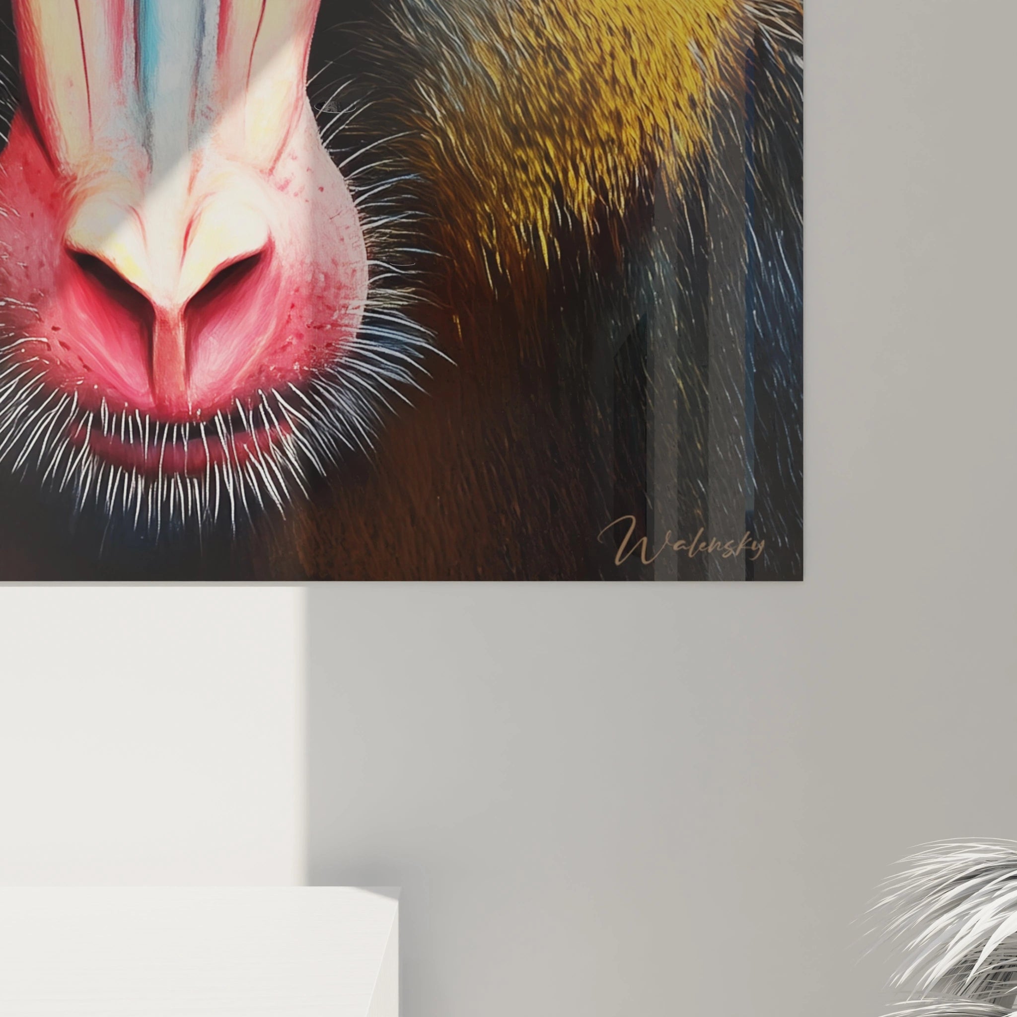 Tableau singe Walensky avec détail coloré du visage et pelage sur fond gris dans une pièce moderne