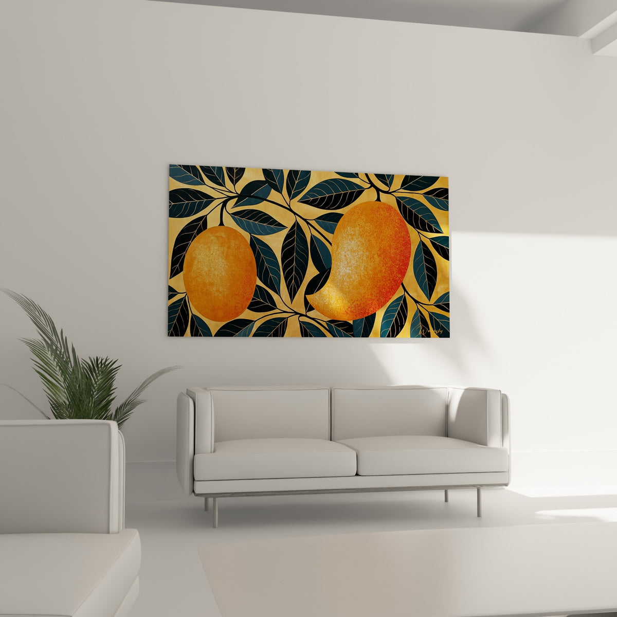 Deux mangues dorées et orangées enlacées de feuilles bleu ardoise, au-dessus d'un canapé dans un salon lumineux